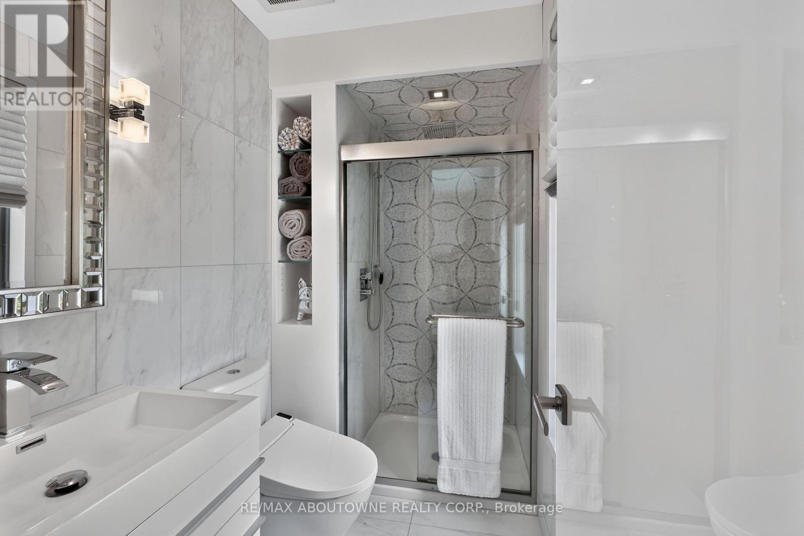 












2108 PORTWAY AVENUE

,
Mississauga (Sheridan),




Ontario
L5H3M7

