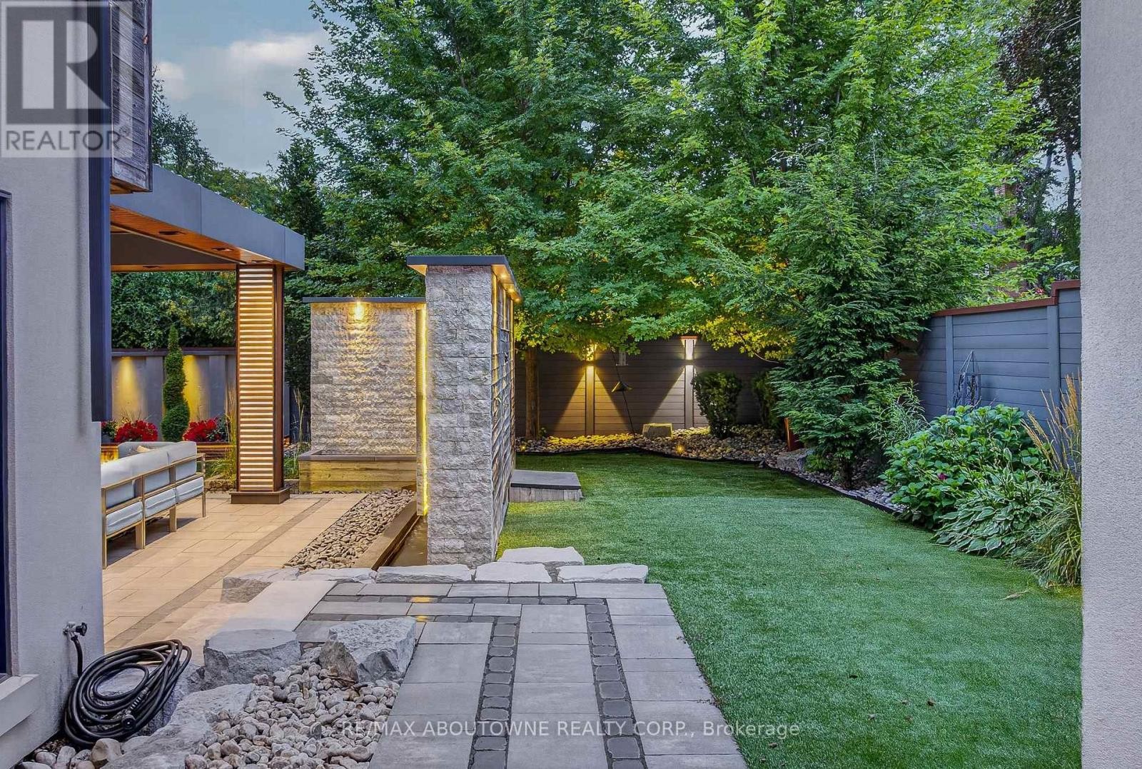 












2108 PORTWAY AVENUE

,
Mississauga (Sheridan),




Ontario
L5H3M7

