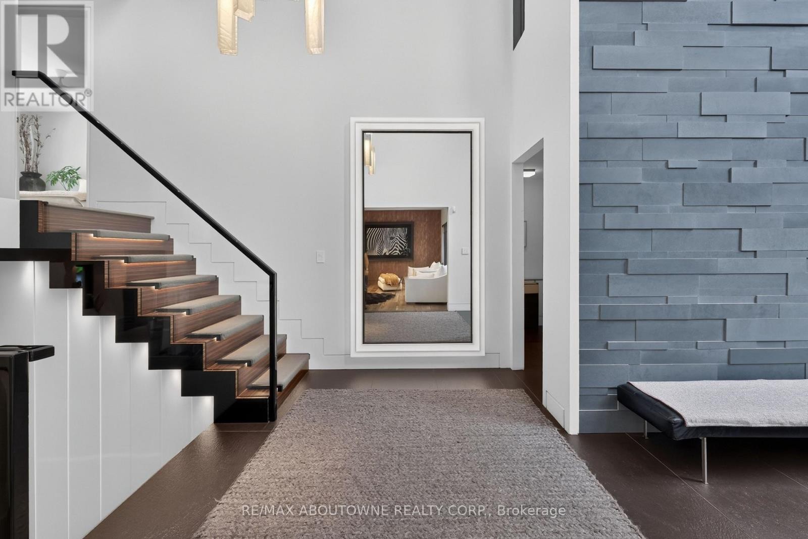 












2108 PORTWAY AVENUE

,
Mississauga (Sheridan),




Ontario
L5H3M7

