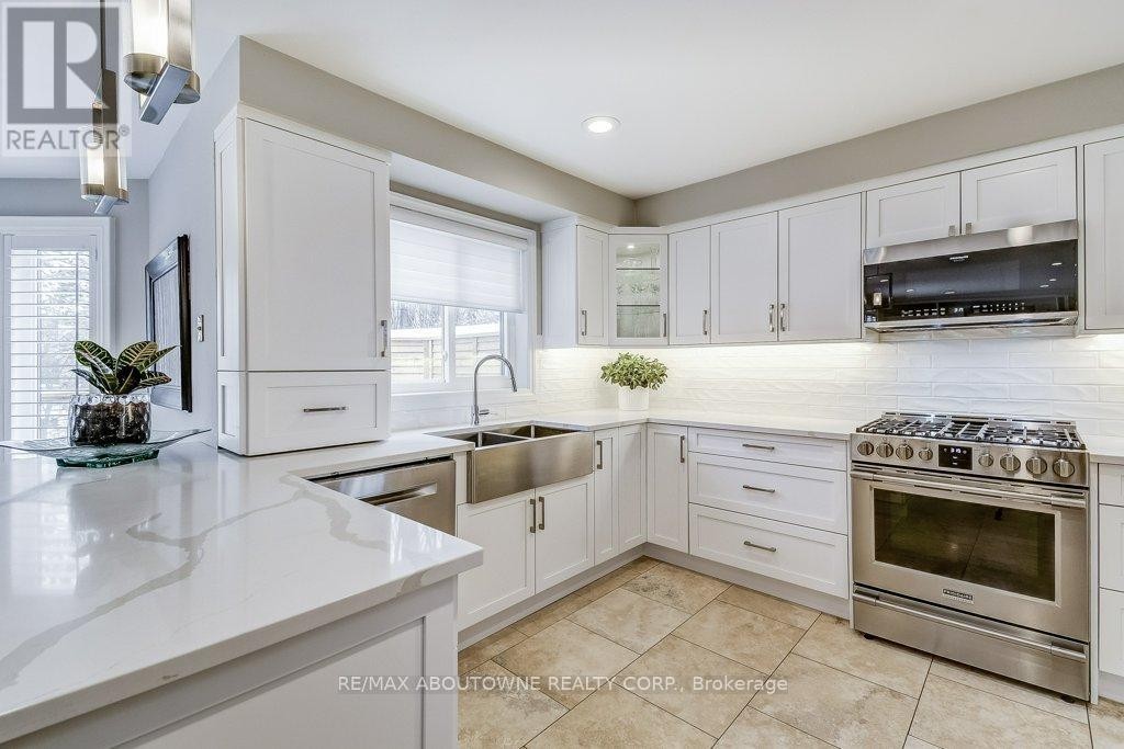 












2080 MCKERLIE CRESCENT

,
Burlington (Rose),




Ontario
L7M4E8

