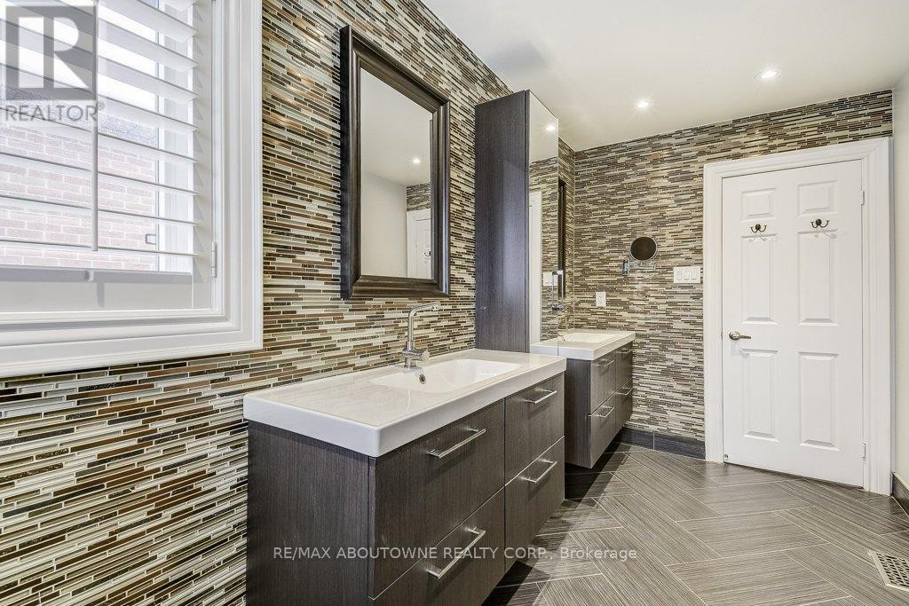 












2080 MCKERLIE CRESCENT

,
Burlington (Rose),




Ontario
L7M4E8

