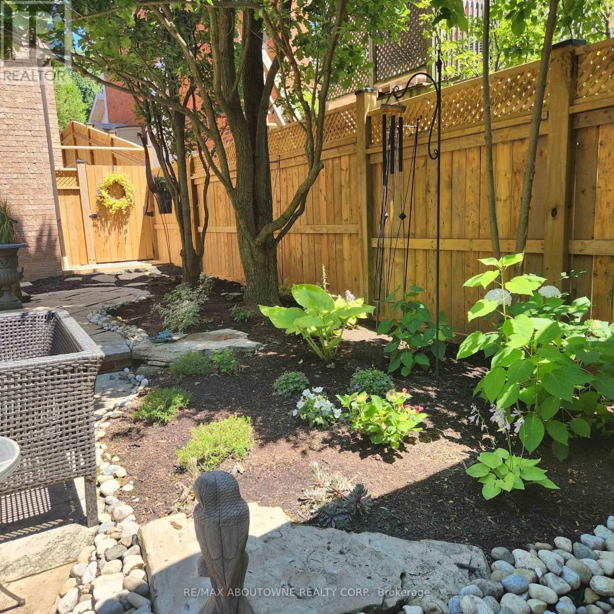 












2080 MCKERLIE CRESCENT

,
Burlington (Rose),




Ontario
L7M4E8

