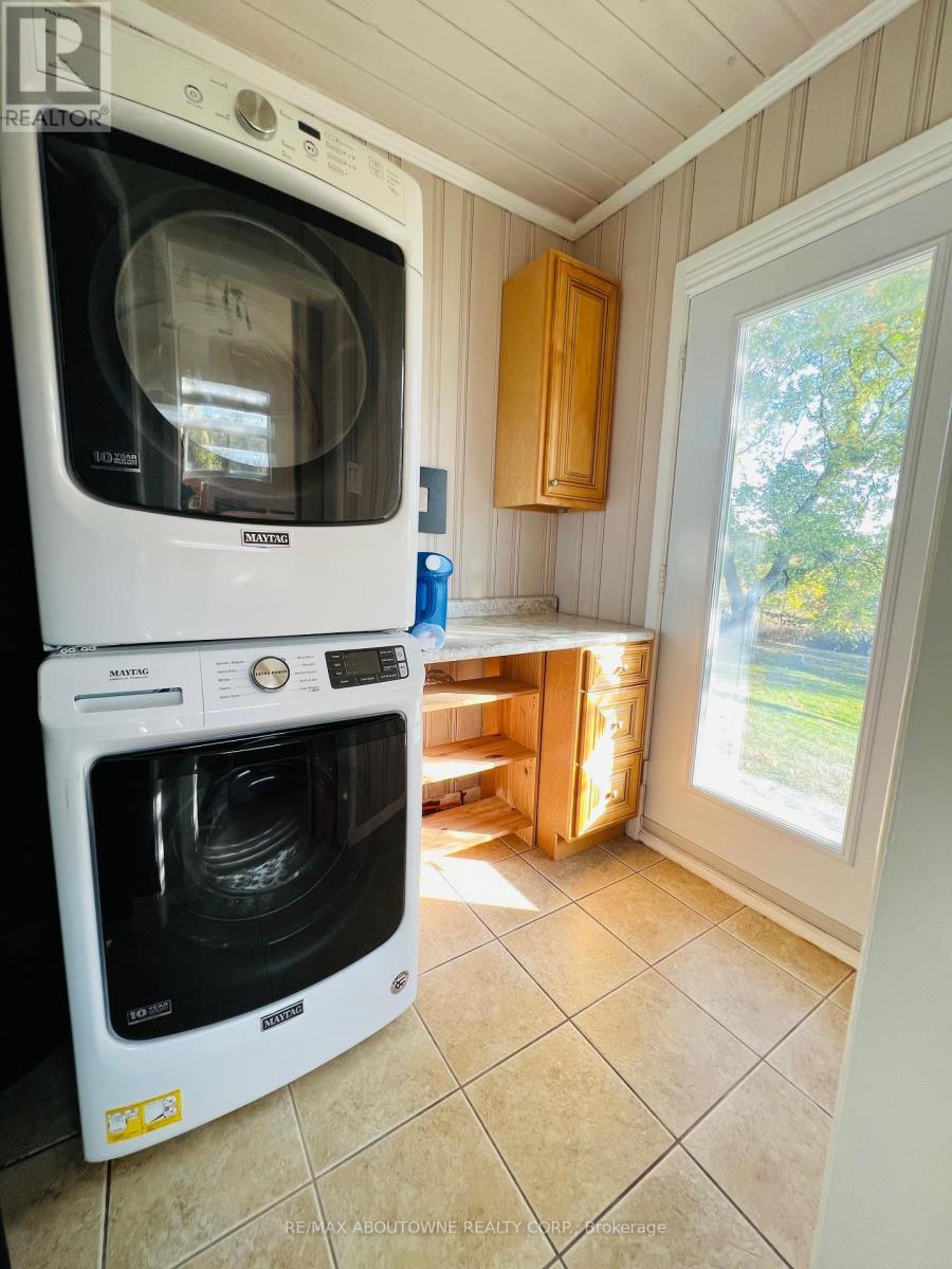 












8 RENWOOD PLACE

,
Hamilton (Waterdown),




Ontario
L8B0G6

