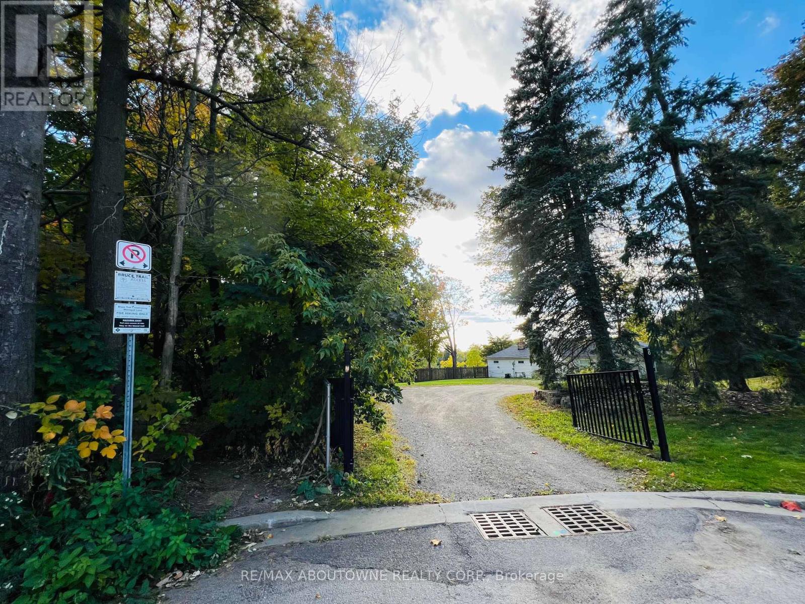 












8 RENWOOD PLACE

,
Hamilton (Waterdown),




Ontario
L8B0G6

