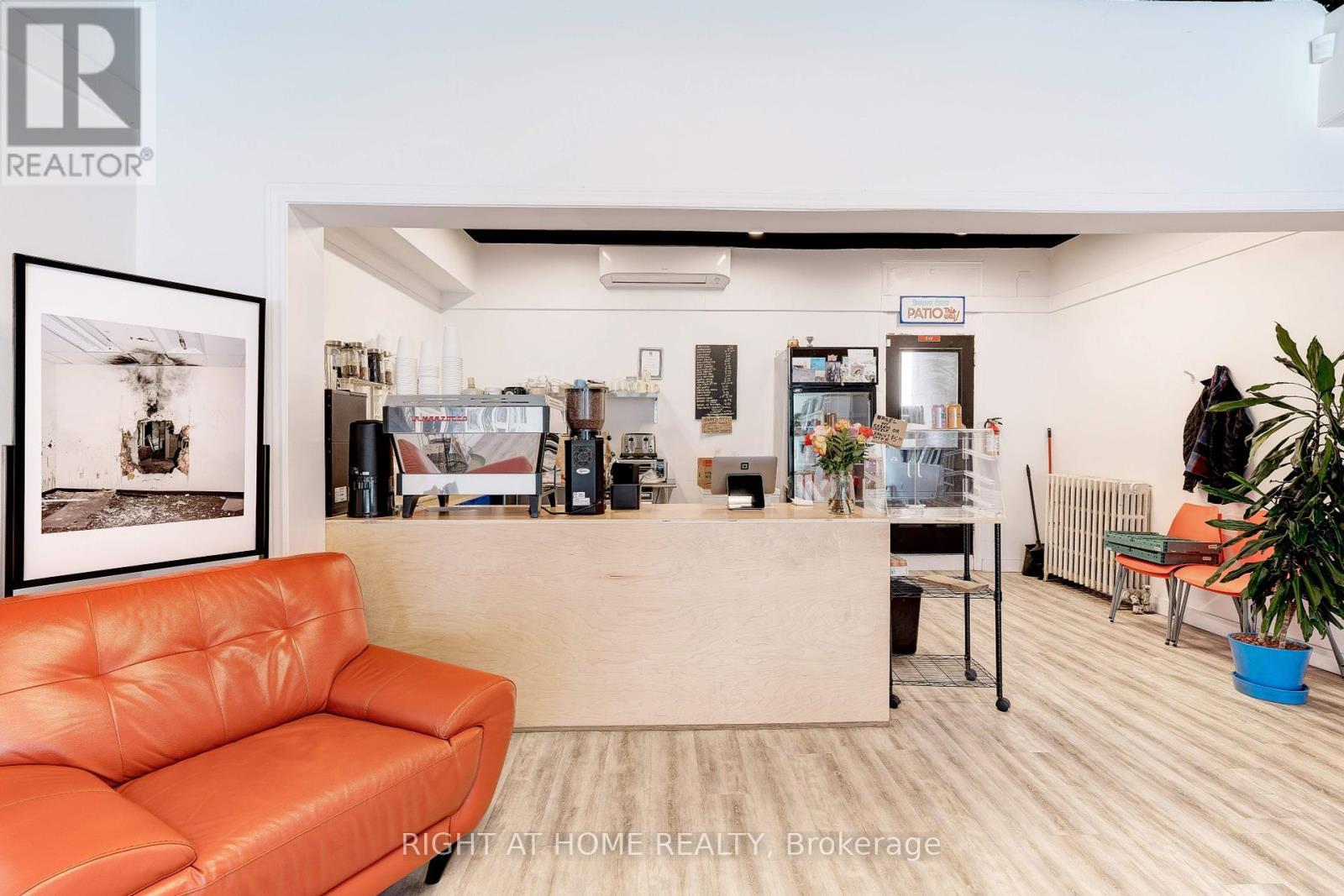 












724 MAIN STREET E

,
Hamilton (St. Clair),




Ontario
L8M1K9

