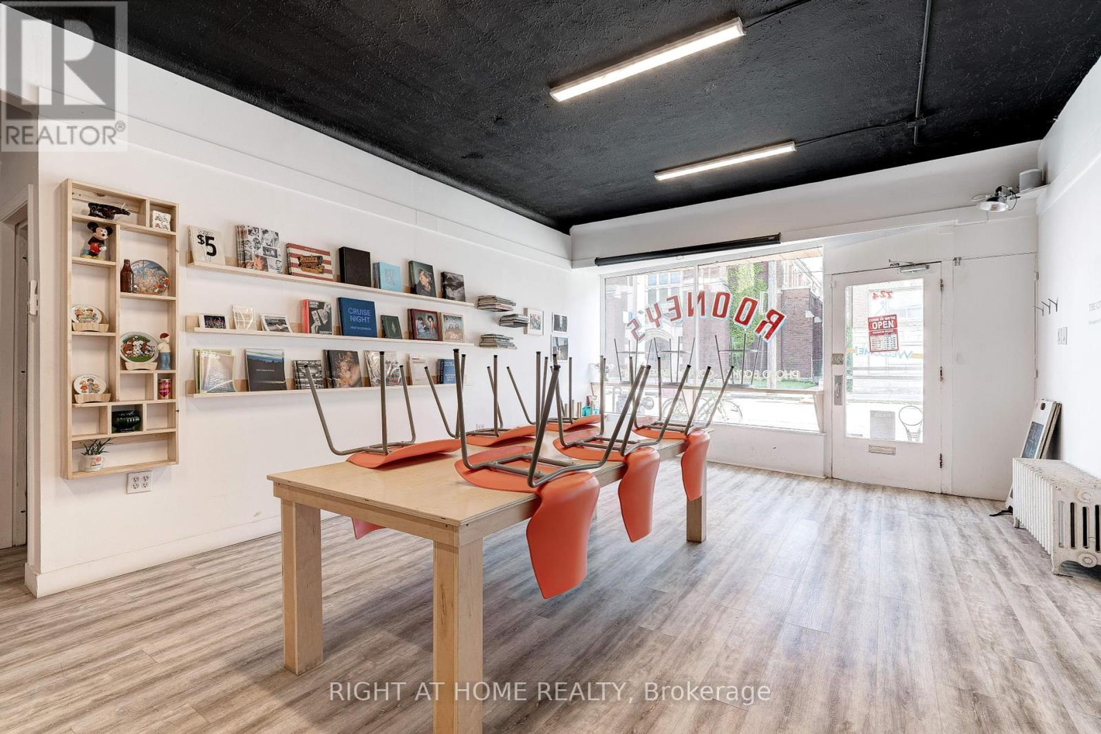 












724 MAIN STREET E

,
Hamilton (St. Clair),




Ontario
L8M1K9

