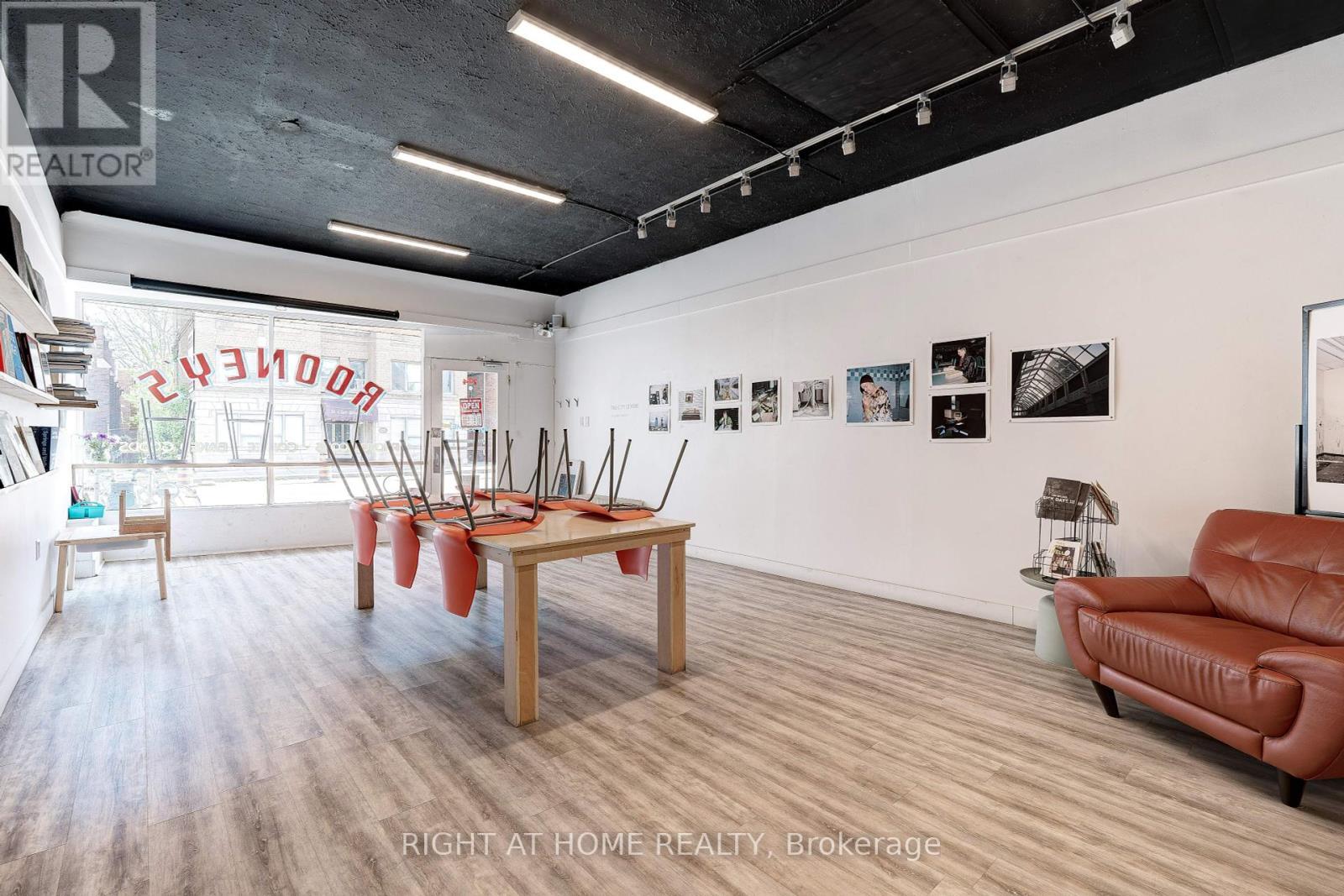 












724 MAIN STREET E

,
Hamilton (St. Clair),




Ontario
L8M1K9

