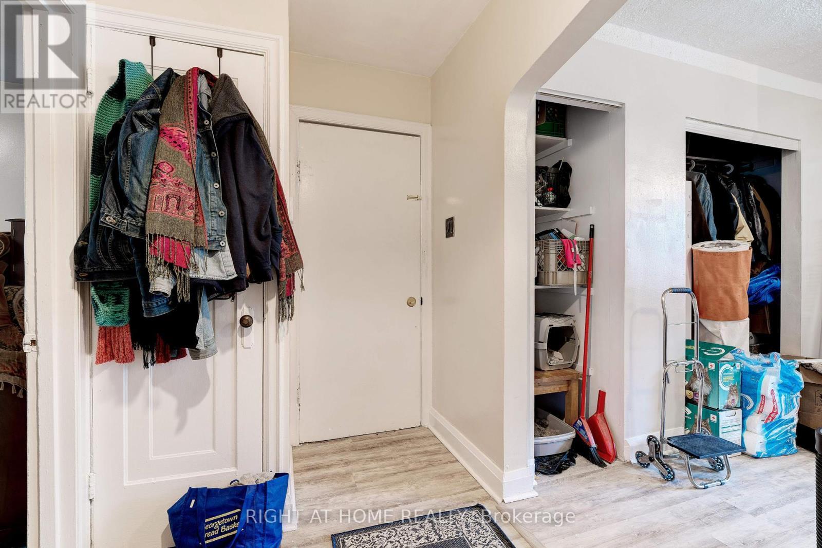 












724 MAIN STREET E

,
Hamilton (St. Clair),




Ontario
L8M1K9

