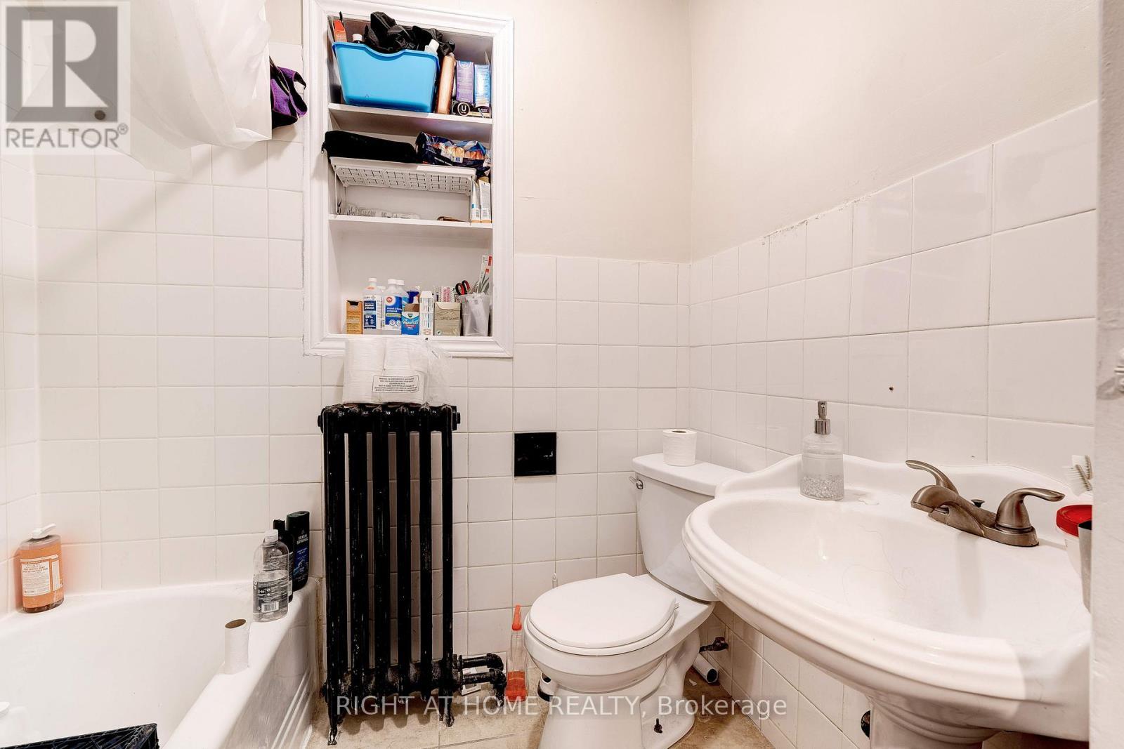 












724 MAIN STREET E

,
Hamilton (St. Clair),




Ontario
L8M1K9

