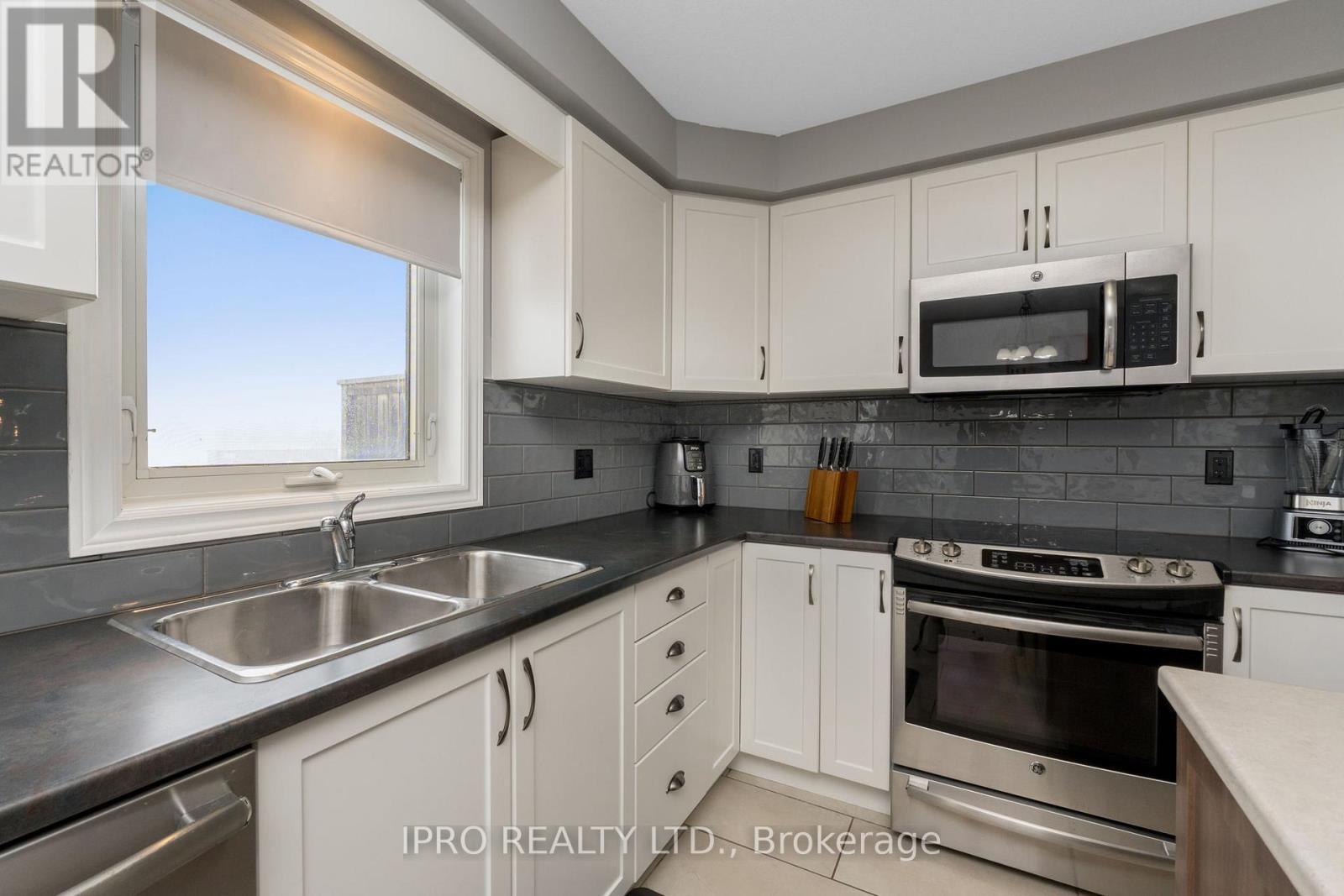 












28 TAYLOR DRIVE

,
East Luther Grand Valley (Grand Valley),




Ontario
L9W6P4

