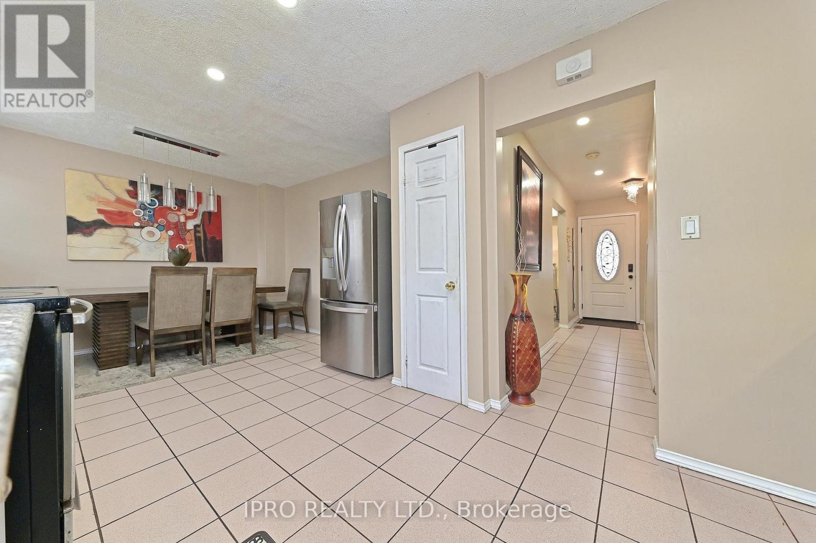 












98 RIVERDALE DRIVE

,
Hamilton (Riverdale),




Ontario
L8E1K4

