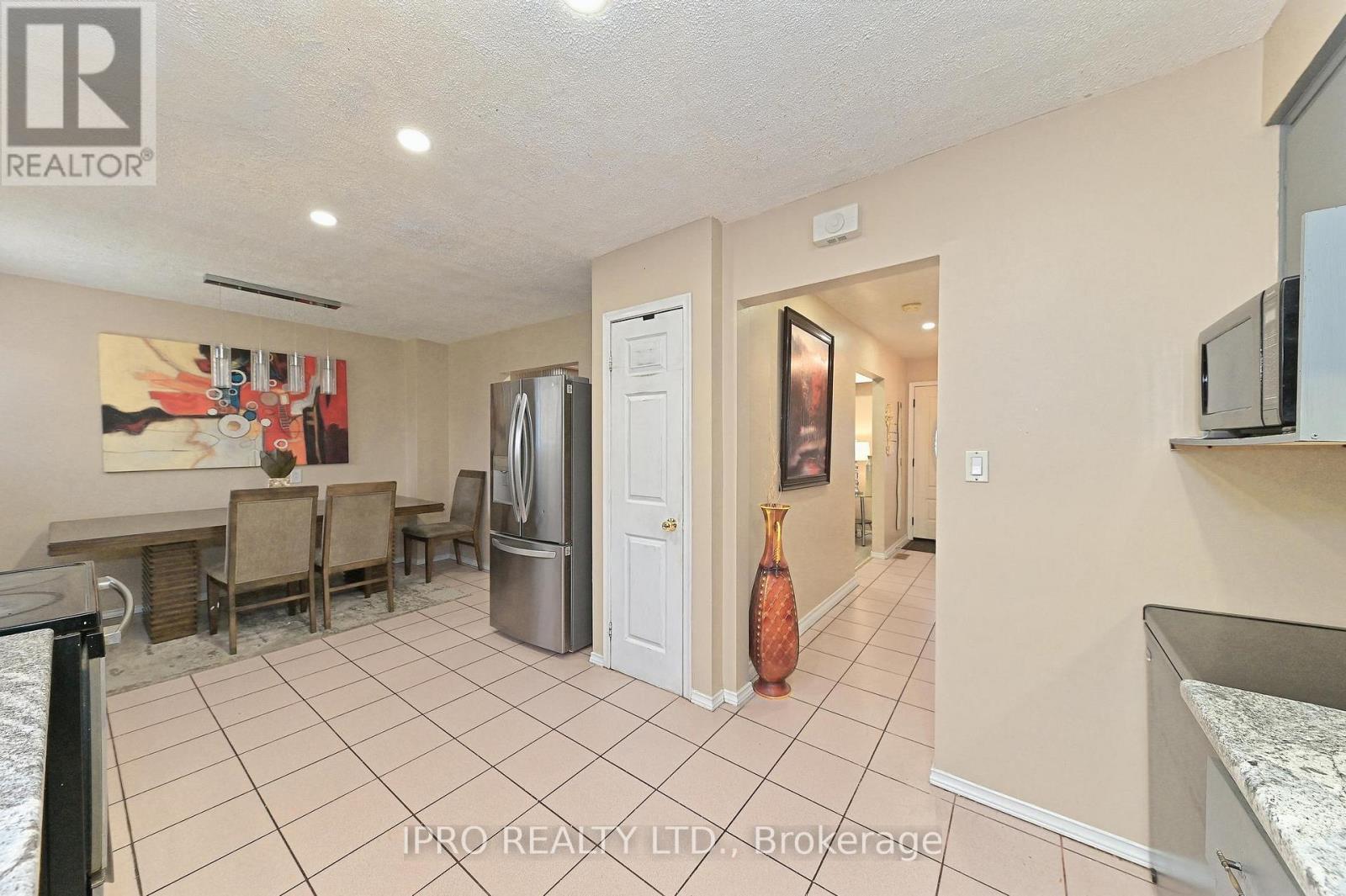 












98 RIVERDALE DRIVE

,
Hamilton (Riverdale),




Ontario
L8E1K4

