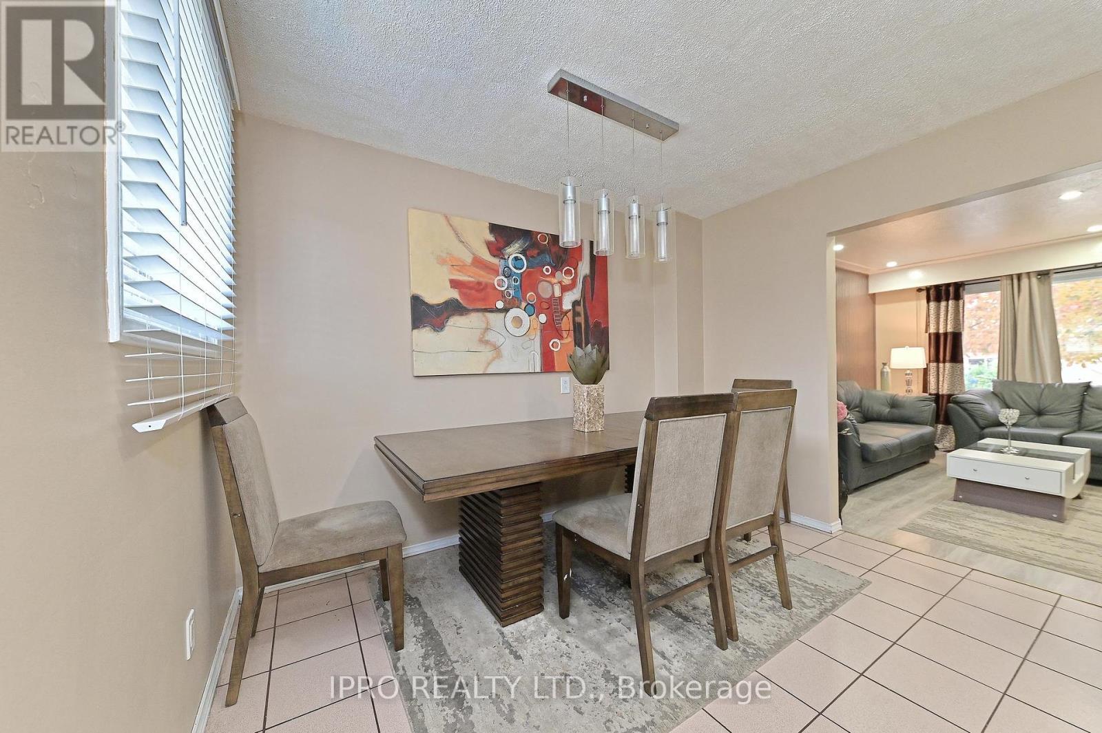 












98 RIVERDALE DRIVE

,
Hamilton (Riverdale),




Ontario
L8E1K4

