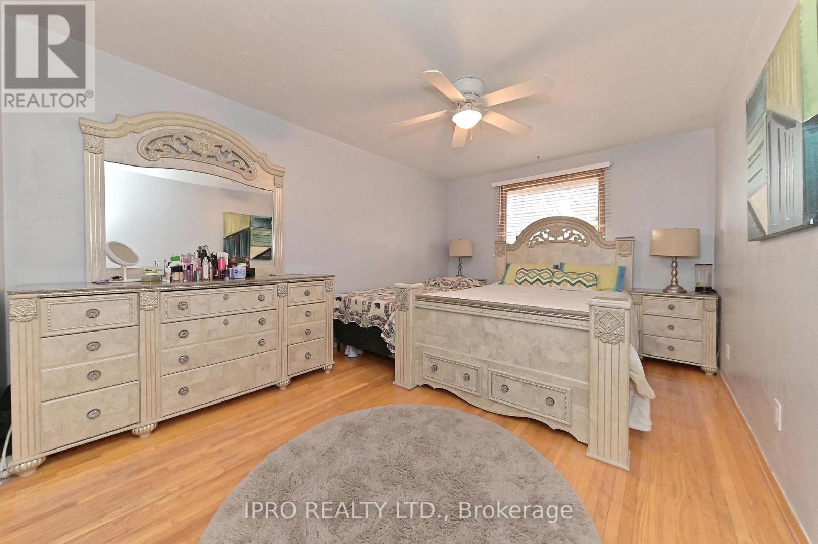 












98 RIVERDALE DRIVE

,
Hamilton (Riverdale),




Ontario
L8E1K4

