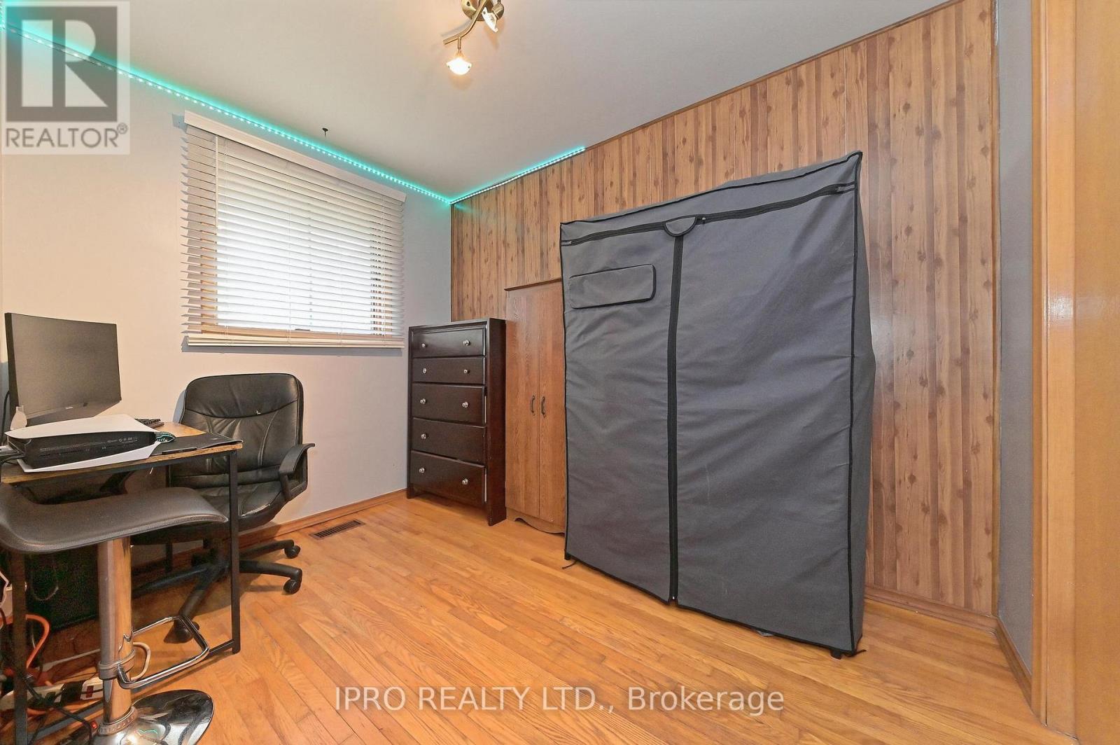 












98 RIVERDALE DRIVE

,
Hamilton (Riverdale),




Ontario
L8E1K4

