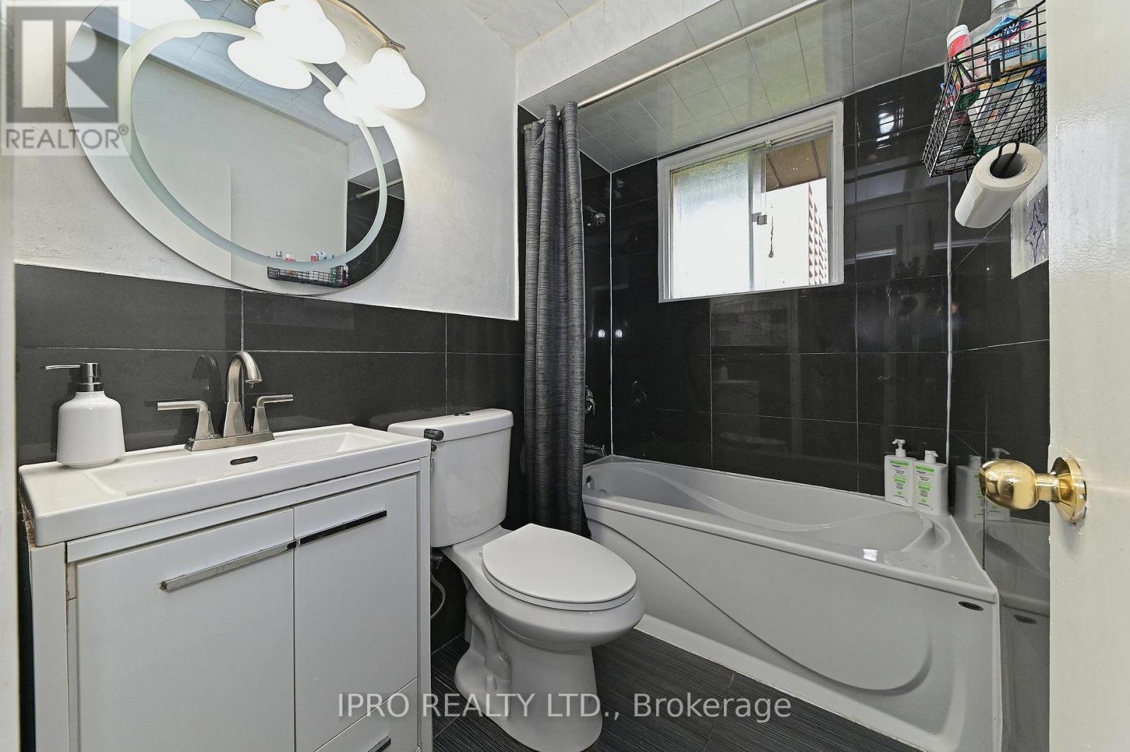 












98 RIVERDALE DRIVE

,
Hamilton (Riverdale),




Ontario
L8E1K4

