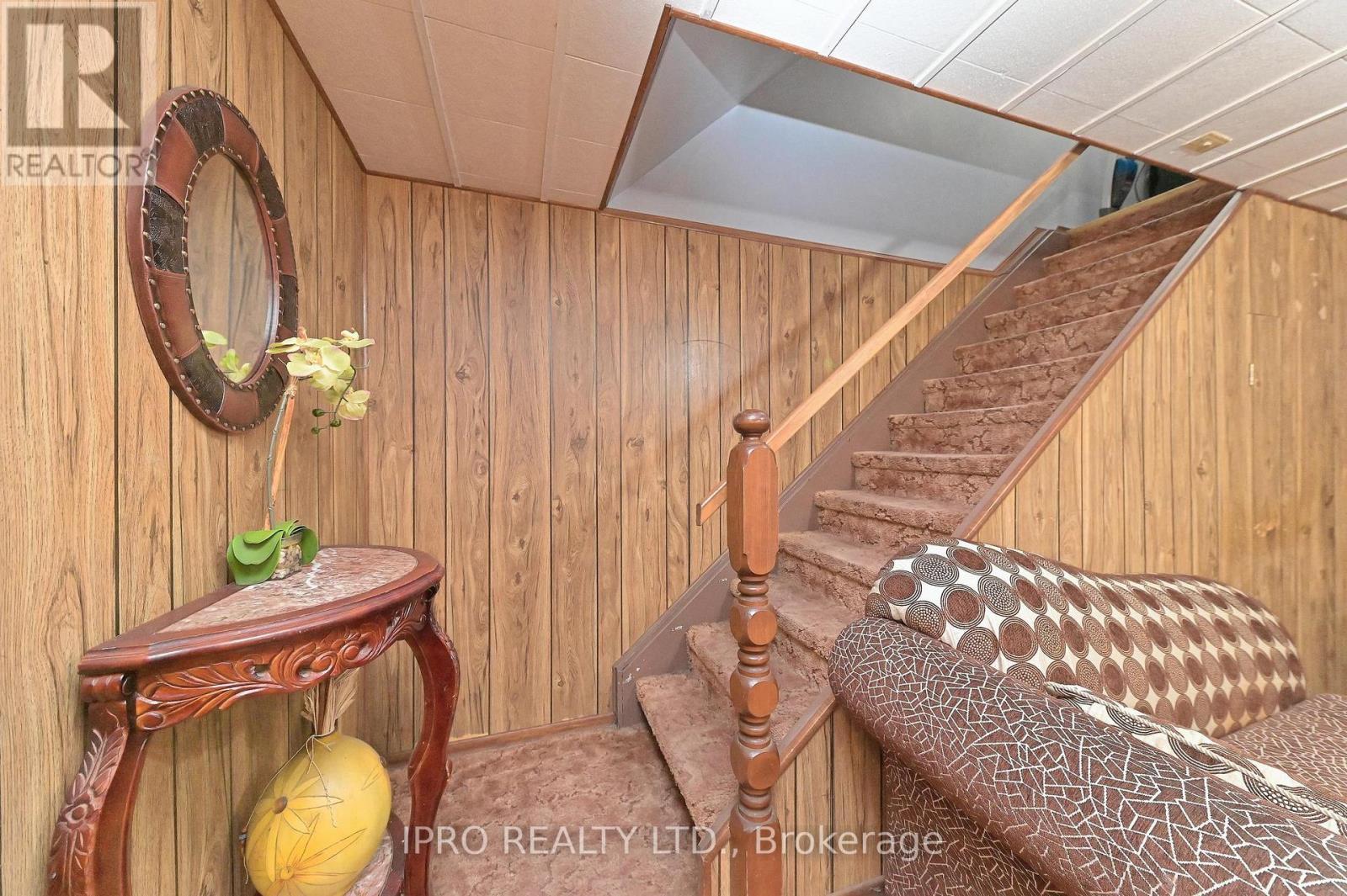 












98 RIVERDALE DRIVE

,
Hamilton (Riverdale),




Ontario
L8E1K4

