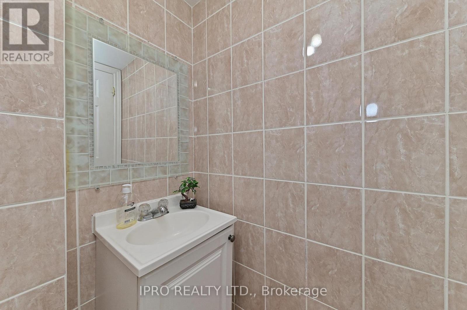 












98 RIVERDALE DRIVE

,
Hamilton (Riverdale),




Ontario
L8E1K4

