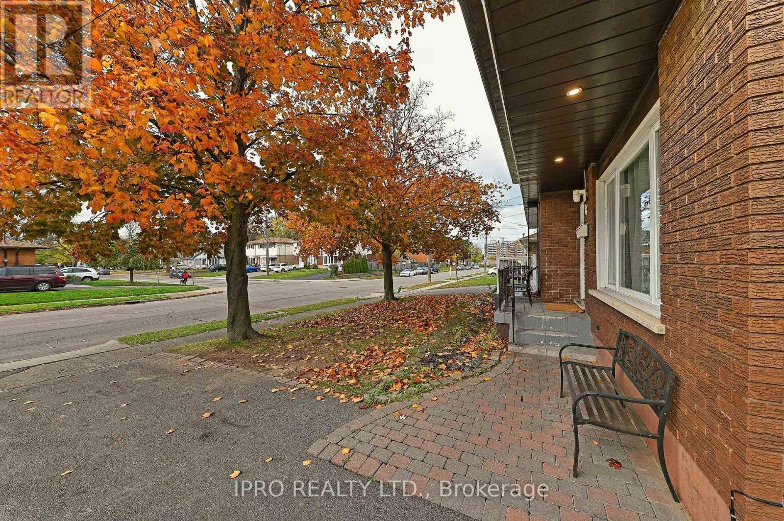 












98 RIVERDALE DRIVE

,
Hamilton (Riverdale),




Ontario
L8E1K4

