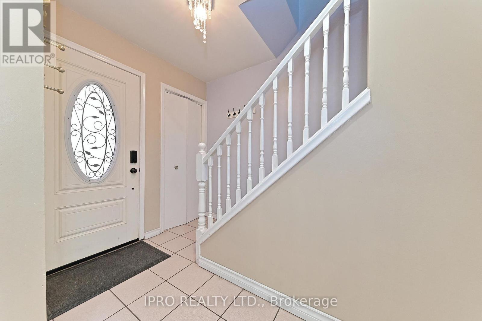 












98 RIVERDALE DRIVE

,
Hamilton (Riverdale),




Ontario
L8E1K4

