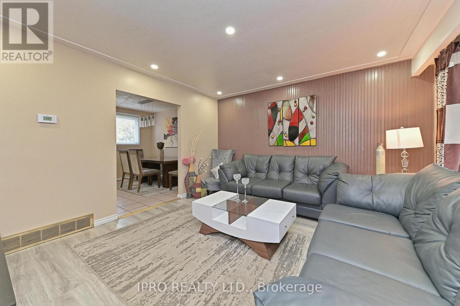 












98 RIVERDALE DRIVE

,
Hamilton (Riverdale),




Ontario
L8E1K4


