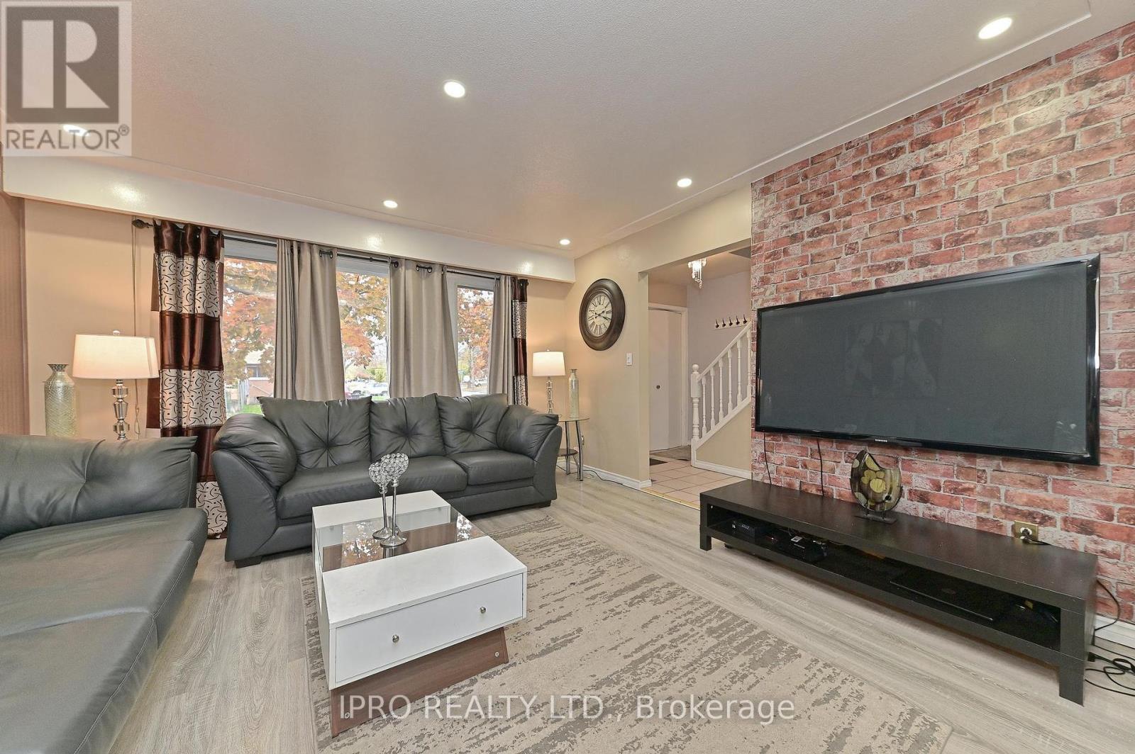 












98 RIVERDALE DRIVE

,
Hamilton (Riverdale),




Ontario
L8E1K4

