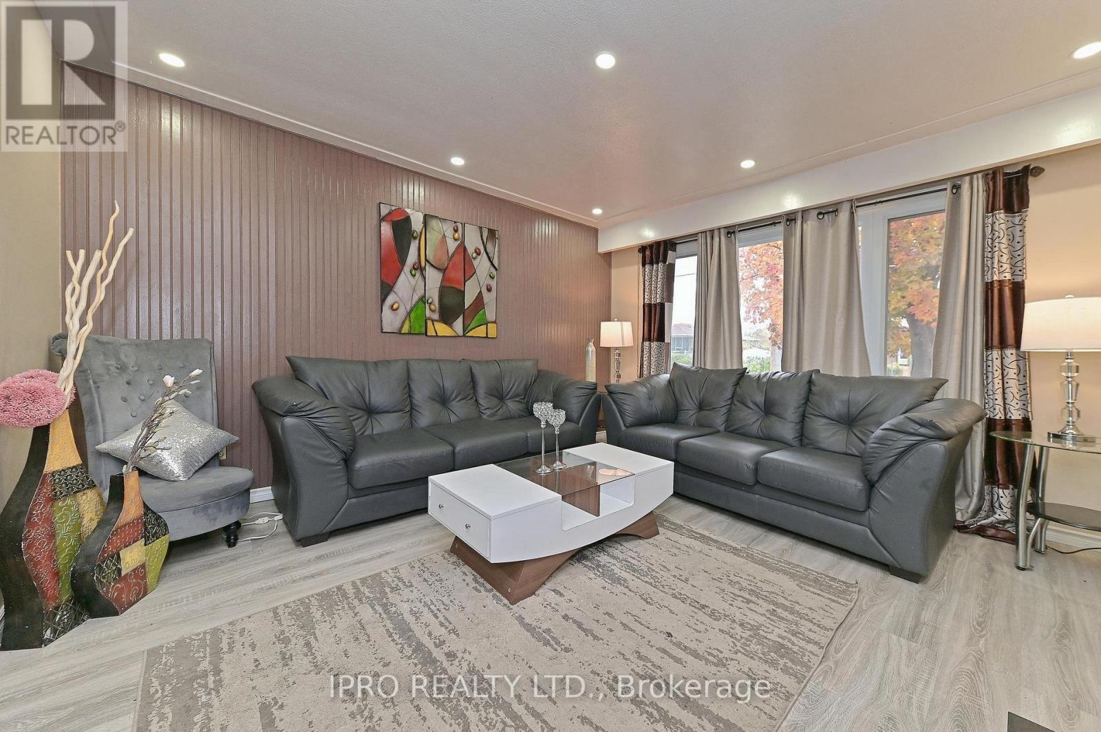 












98 RIVERDALE DRIVE

,
Hamilton (Riverdale),




Ontario
L8E1K4

