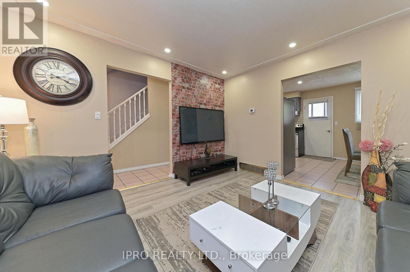 












98 RIVERDALE DRIVE

,
Hamilton (Riverdale),




Ontario
L8E1K4

