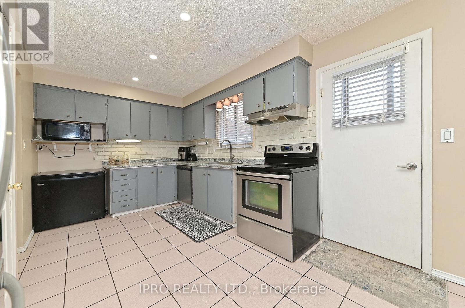 












98 RIVERDALE DRIVE

,
Hamilton (Riverdale),




Ontario
L8E1K4

