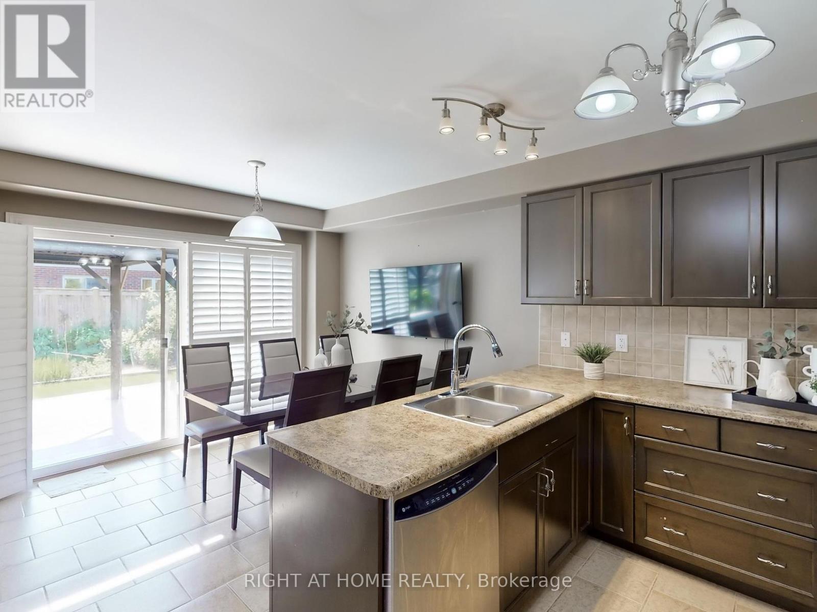 












98 WILLOW LANE

,
Grimsby (Grimsby West),




Ontario
L3M5P7

