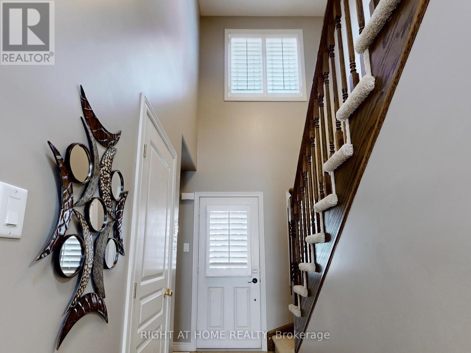 












98 WILLOW LANE

,
Grimsby (Grimsby West),




Ontario
L3M5P7

