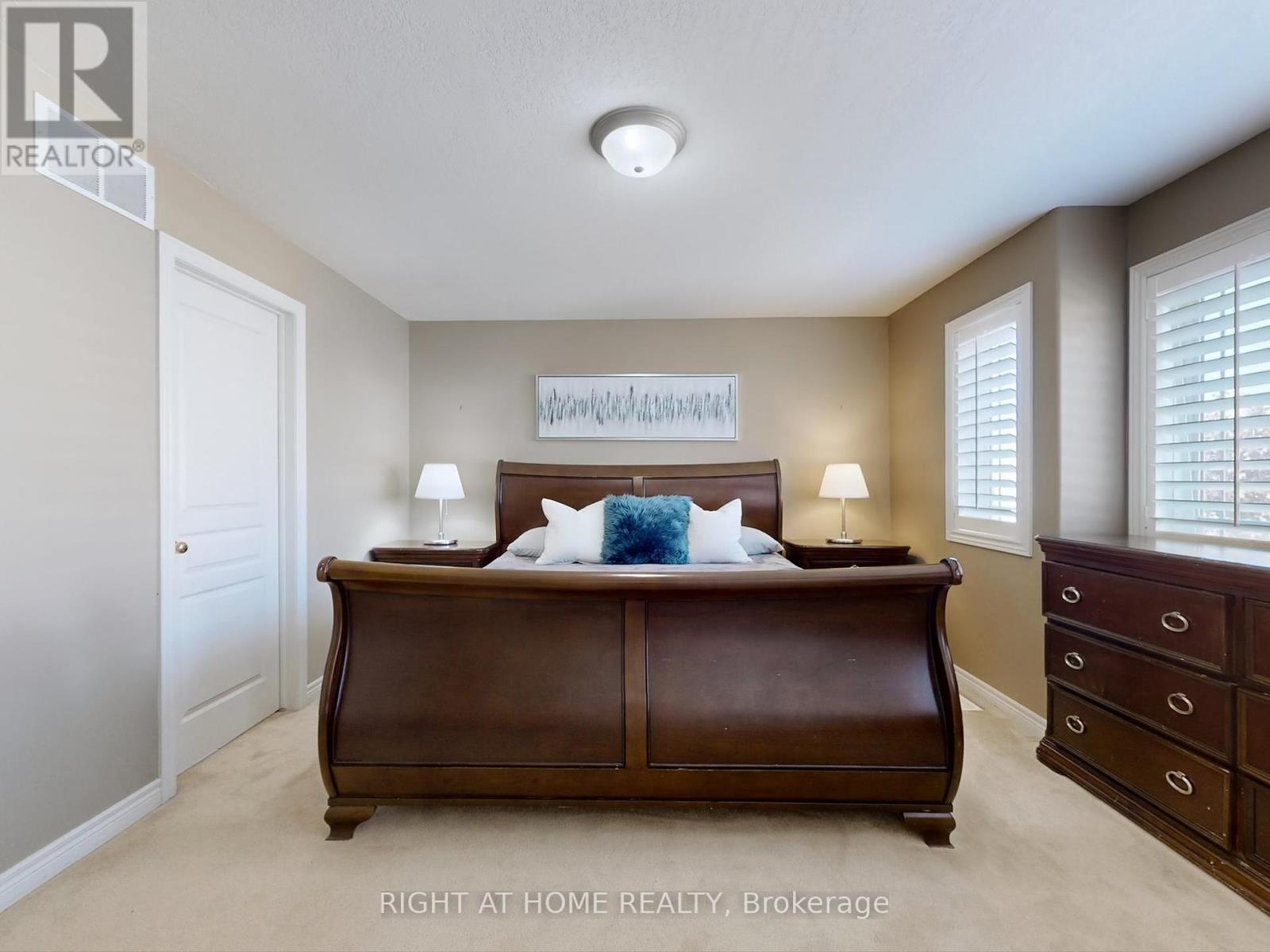 












98 WILLOW LANE

,
Grimsby (Grimsby West),




Ontario
L3M5P7

