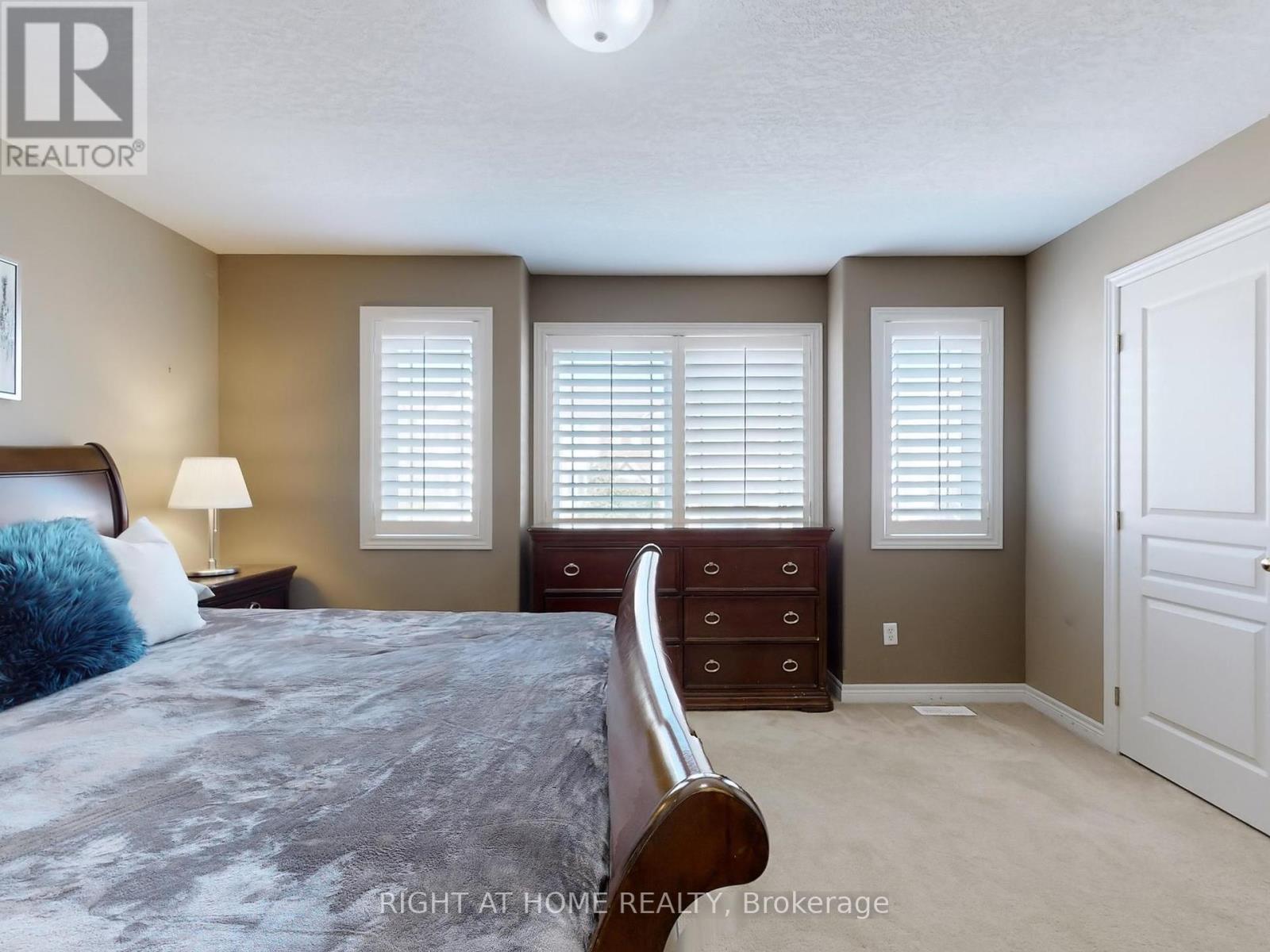 












98 WILLOW LANE

,
Grimsby (Grimsby West),




Ontario
L3M5P7

