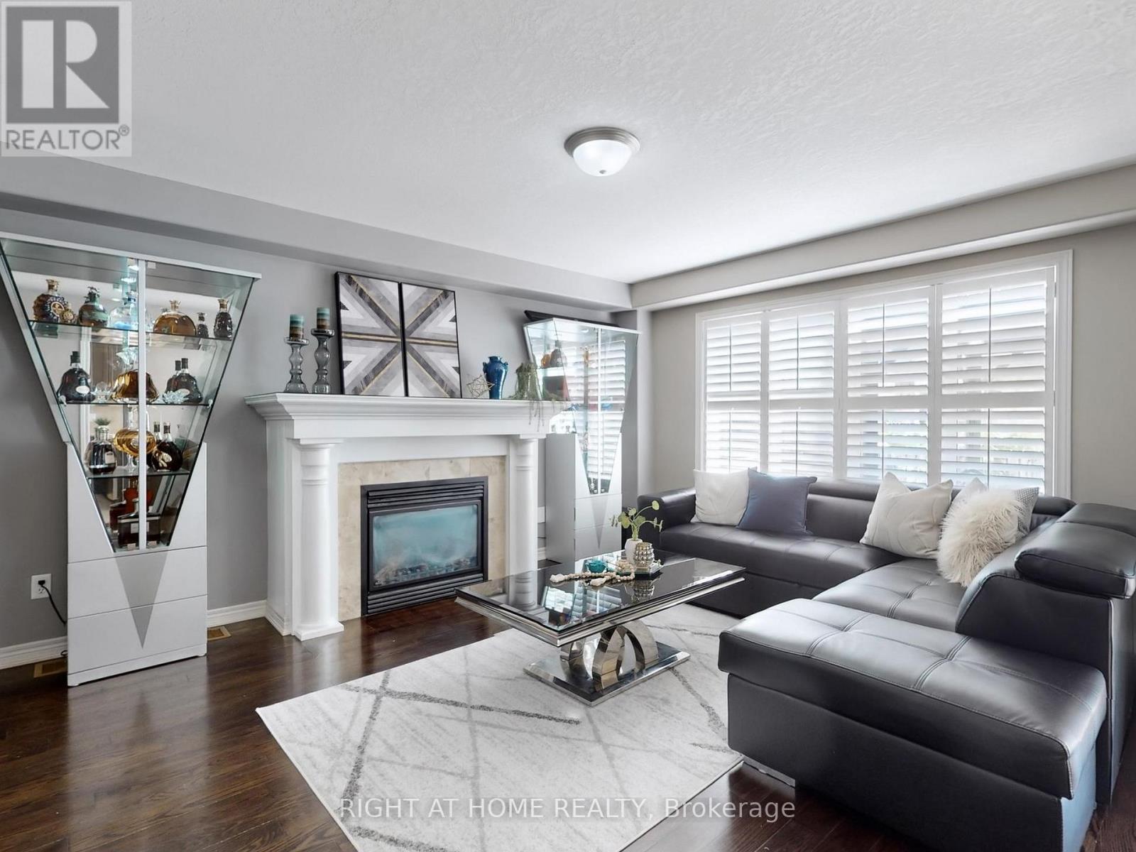 












98 WILLOW LANE

,
Grimsby (Grimsby West),




Ontario
L3M5P7

