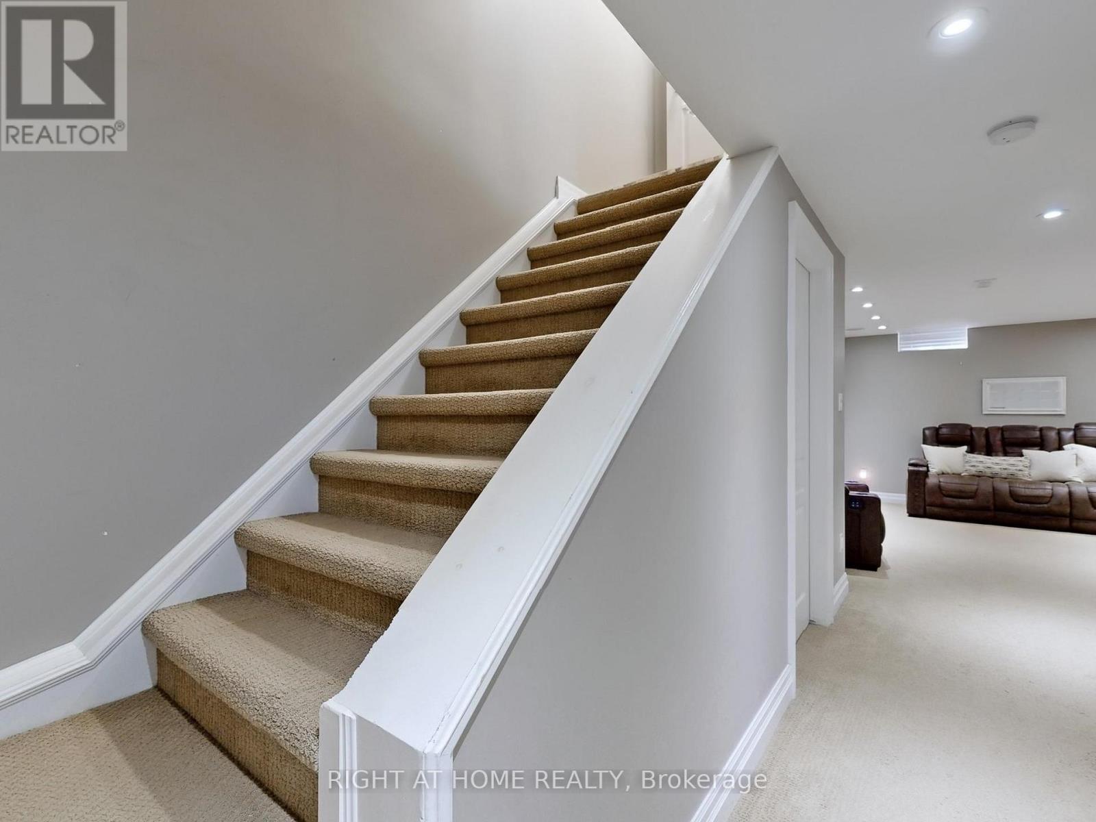 












98 WILLOW LANE

,
Grimsby (Grimsby West),




Ontario
L3M5P7

