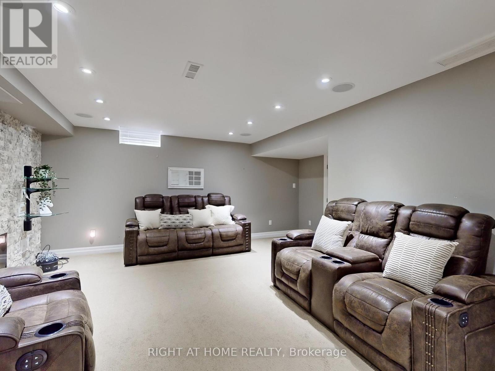 












98 WILLOW LANE

,
Grimsby (Grimsby West),




Ontario
L3M5P7

