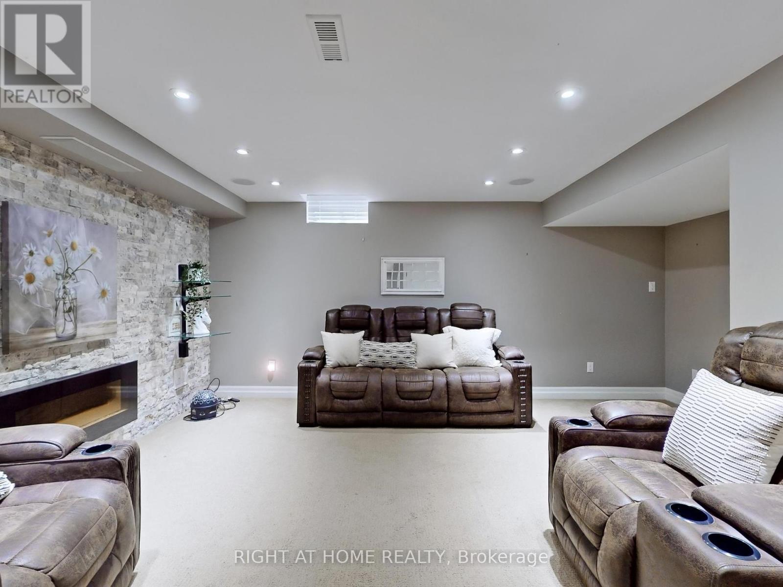 












98 WILLOW LANE

,
Grimsby (Grimsby West),




Ontario
L3M5P7


