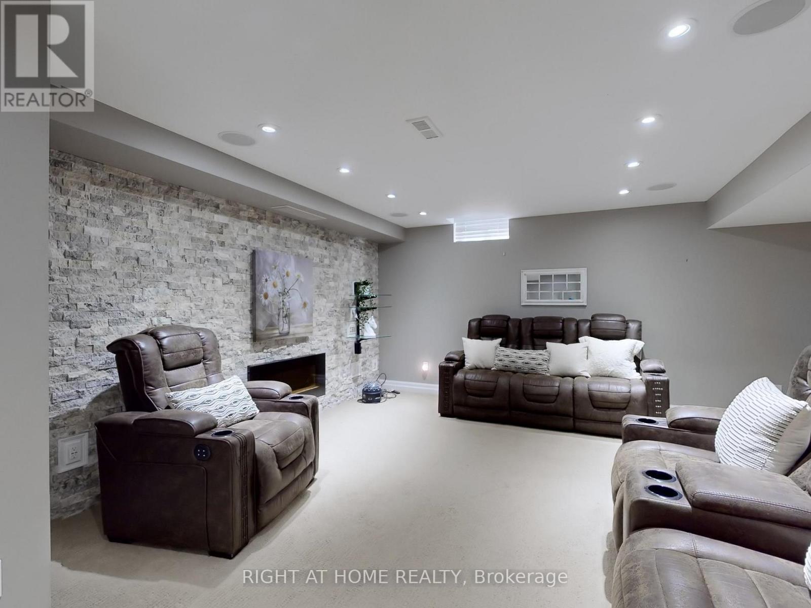 












98 WILLOW LANE

,
Grimsby (Grimsby West),




Ontario
L3M5P7

