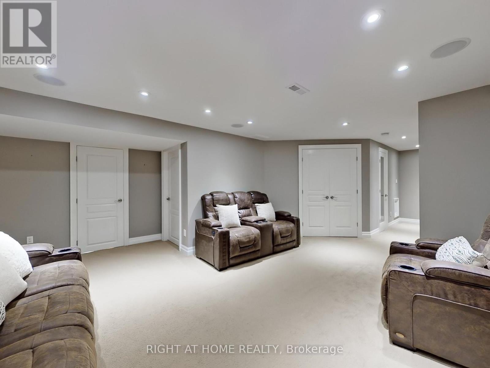 












98 WILLOW LANE

,
Grimsby (Grimsby West),




Ontario
L3M5P7

