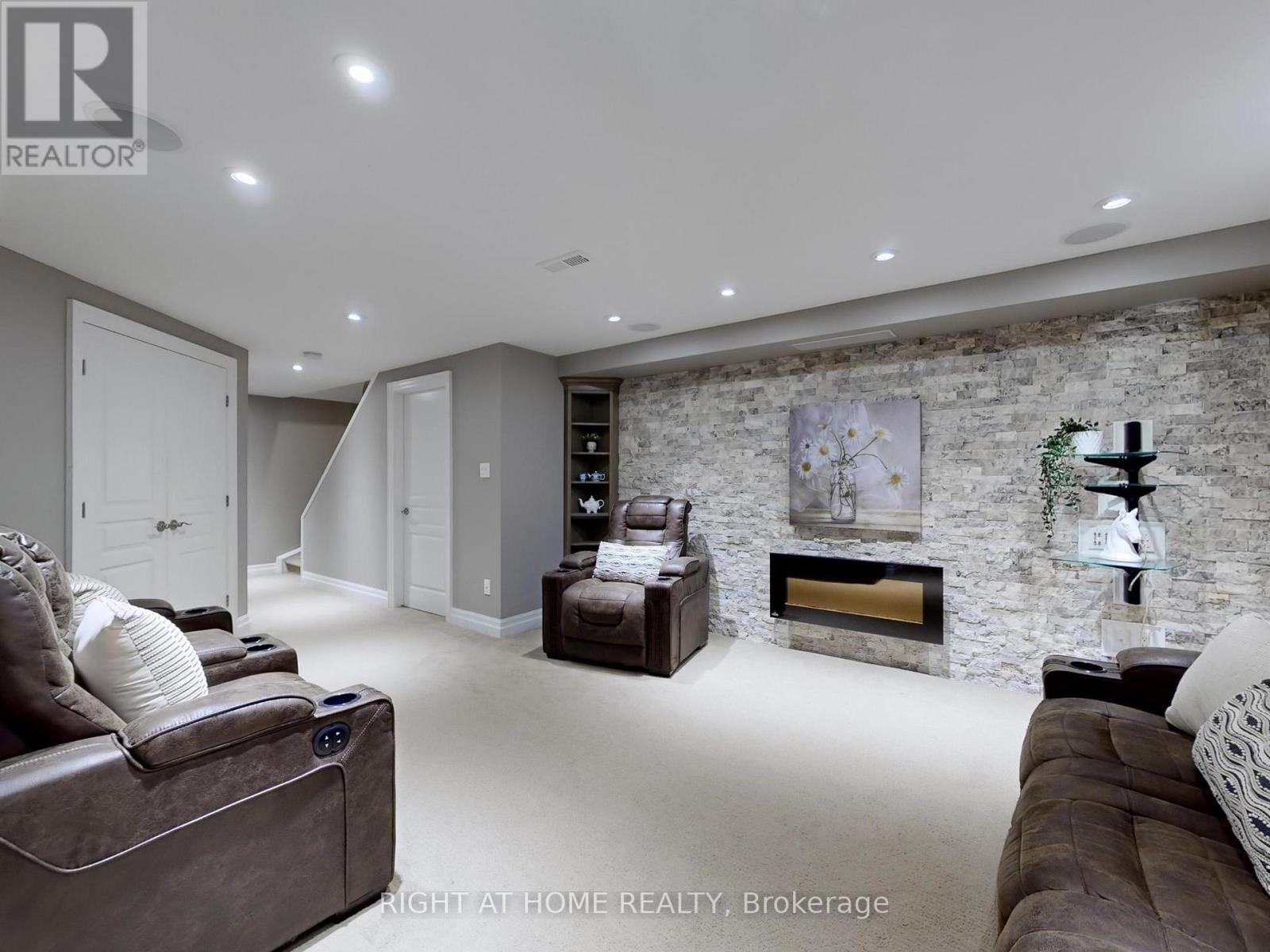 












98 WILLOW LANE

,
Grimsby (Grimsby West),




Ontario
L3M5P7

