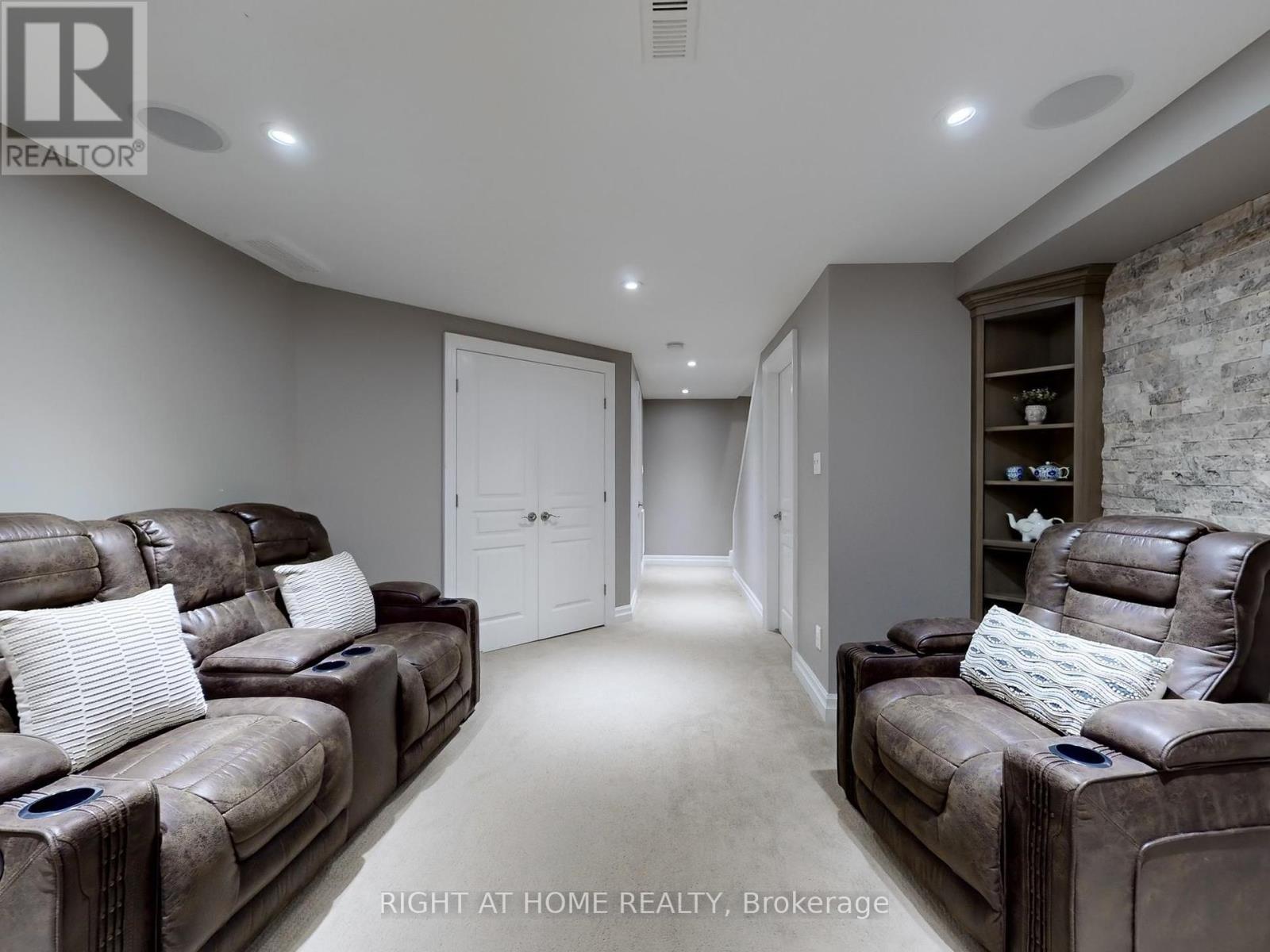 












98 WILLOW LANE

,
Grimsby (Grimsby West),




Ontario
L3M5P7

