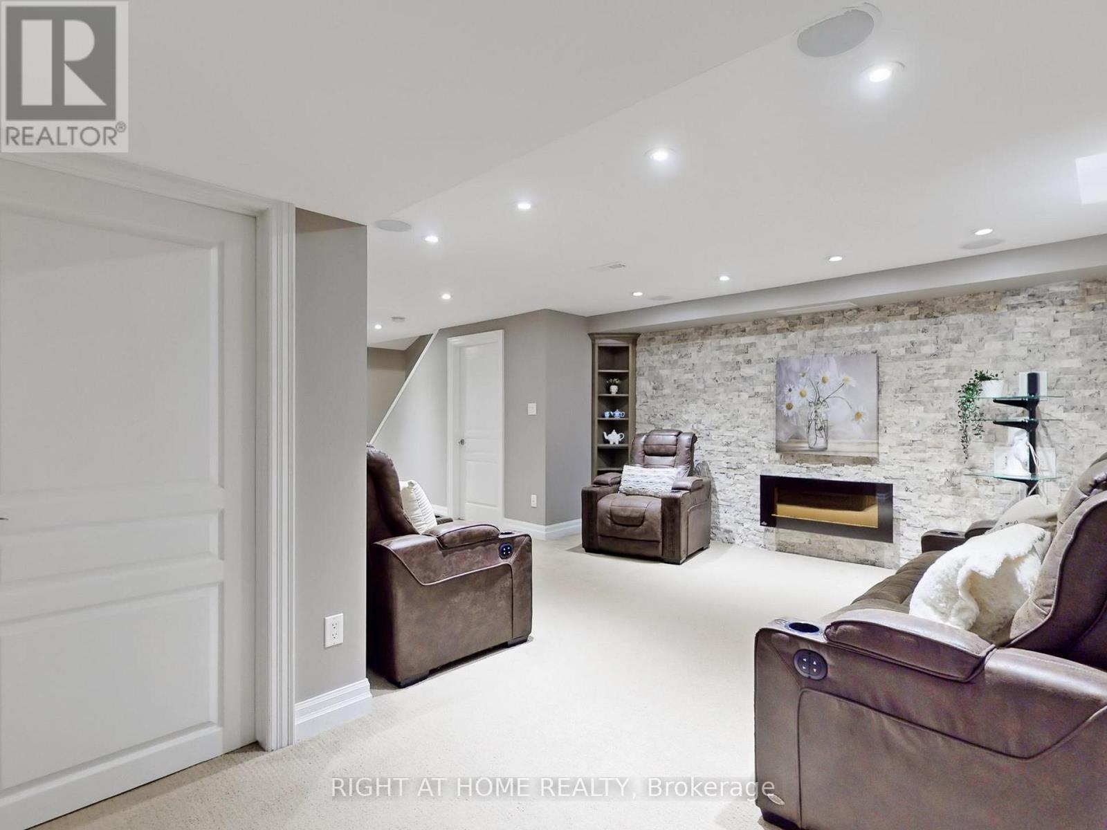 












98 WILLOW LANE

,
Grimsby (Grimsby West),




Ontario
L3M5P7

