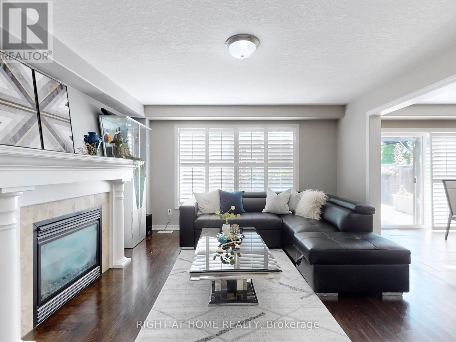 












98 WILLOW LANE

,
Grimsby (Grimsby West),




Ontario
L3M5P7

