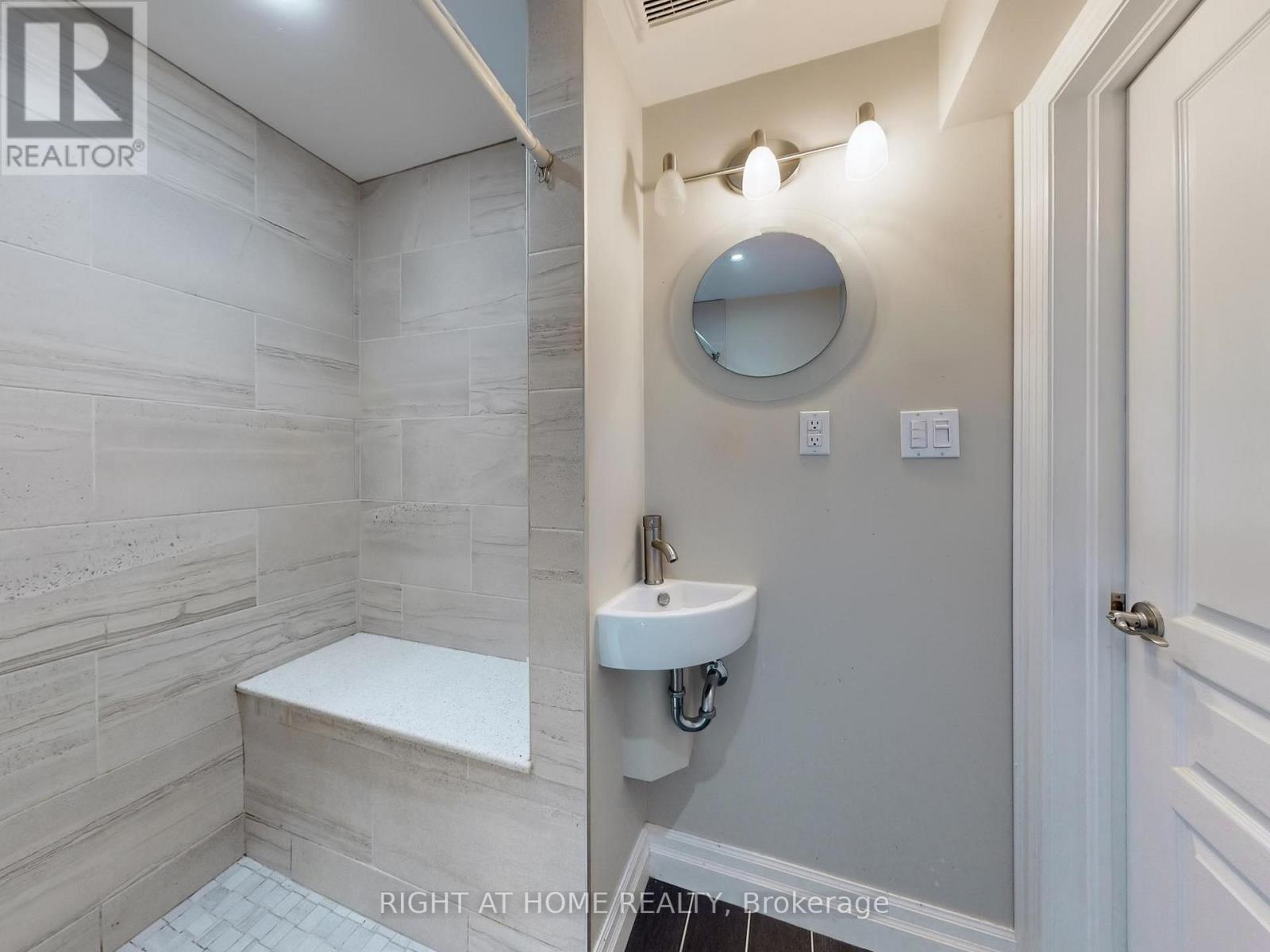 












98 WILLOW LANE

,
Grimsby (Grimsby West),




Ontario
L3M5P7

