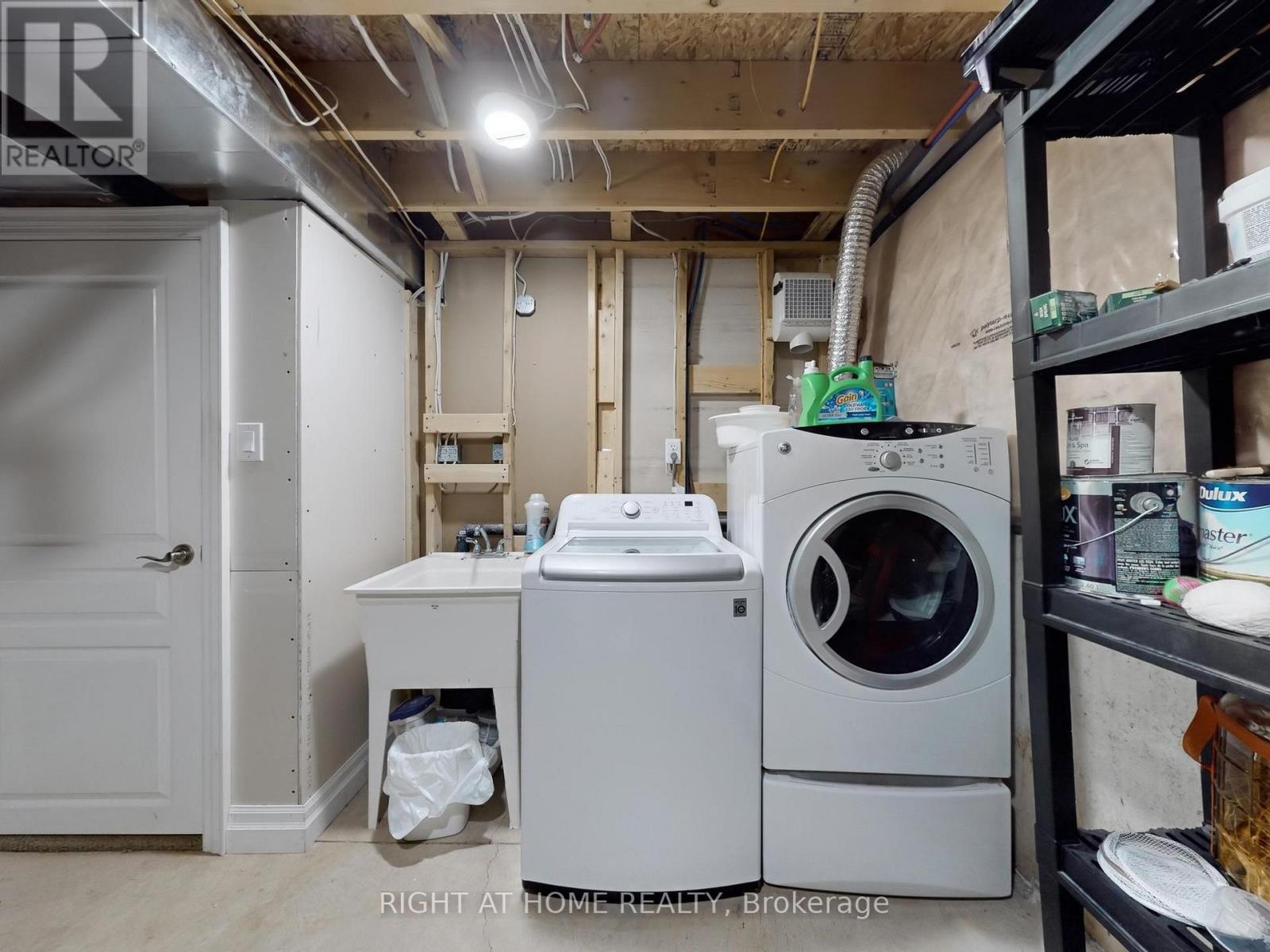 












98 WILLOW LANE

,
Grimsby (Grimsby West),




Ontario
L3M5P7

