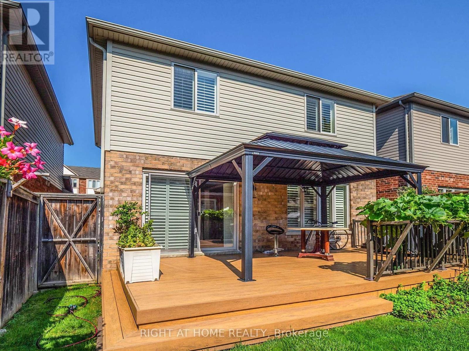 












98 WILLOW LANE

,
Grimsby (Grimsby West),




Ontario
L3M5P7

