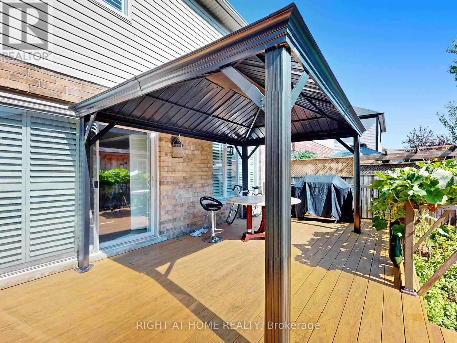 












98 WILLOW LANE

,
Grimsby (Grimsby West),




Ontario
L3M5P7

