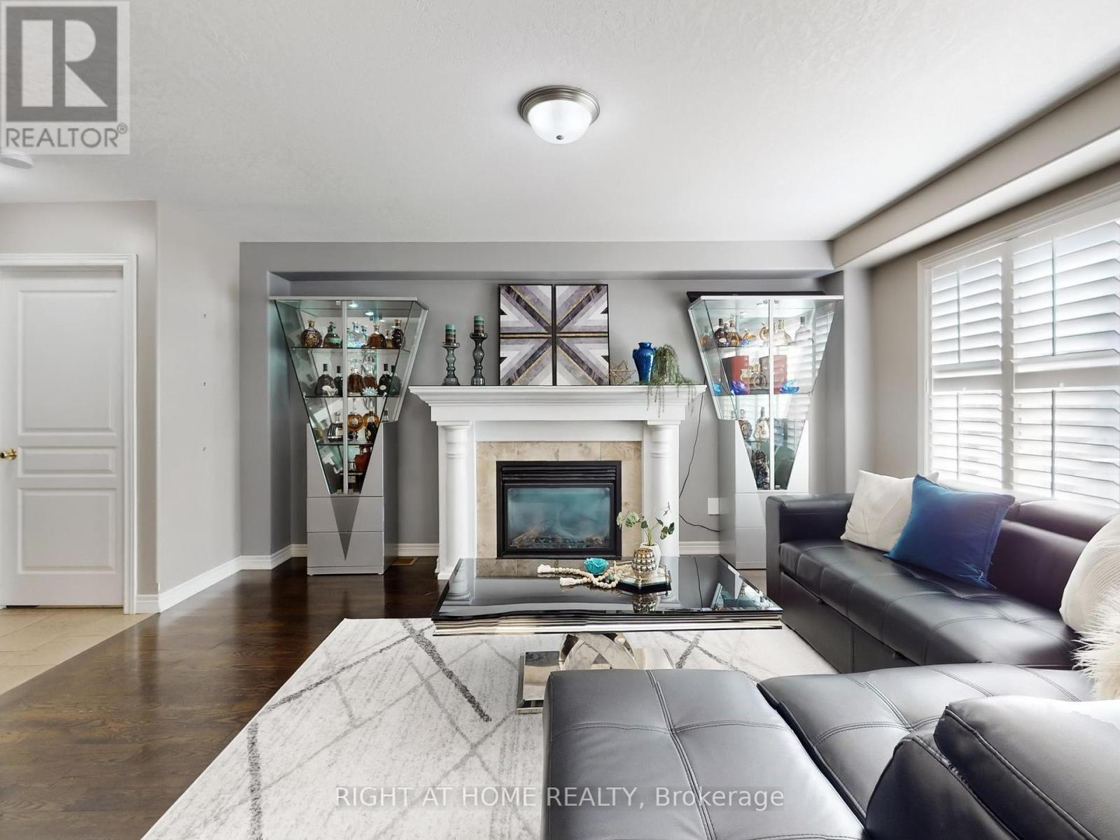 












98 WILLOW LANE

,
Grimsby (Grimsby West),




Ontario
L3M5P7

