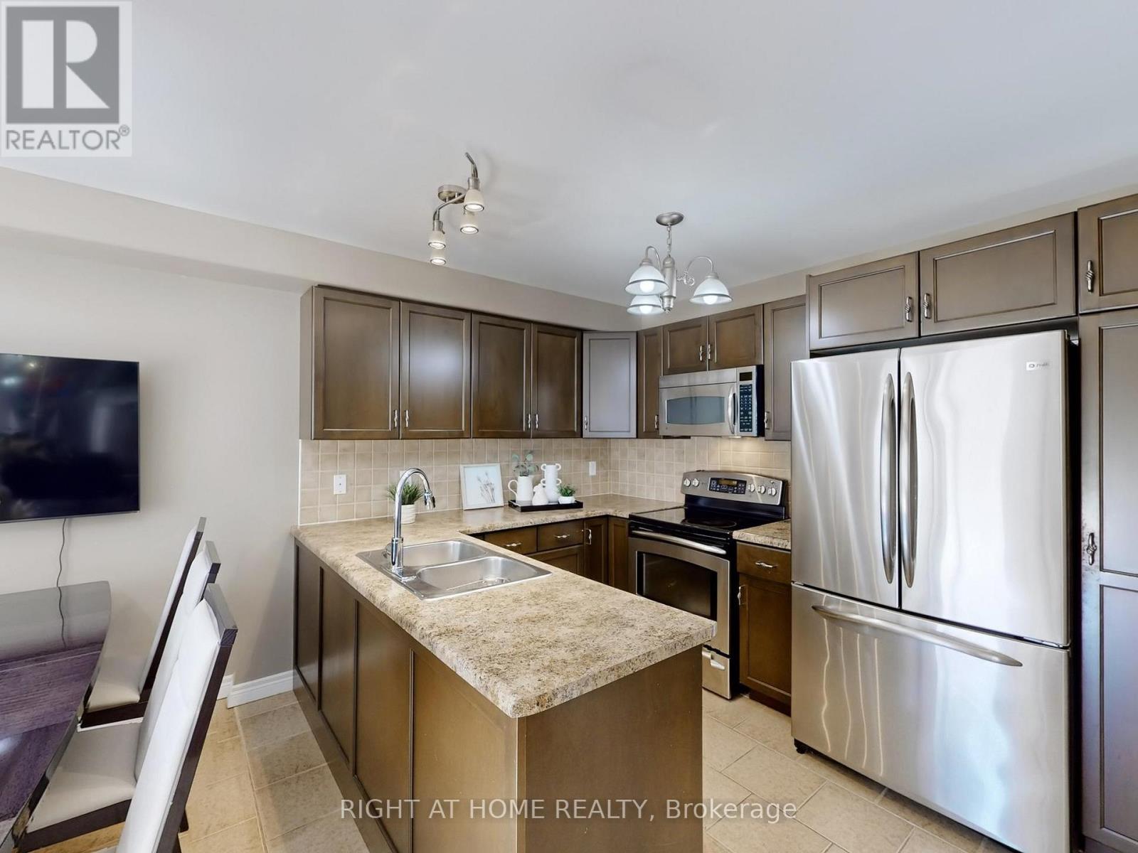 












98 WILLOW LANE

,
Grimsby (Grimsby West),




Ontario
L3M5P7

