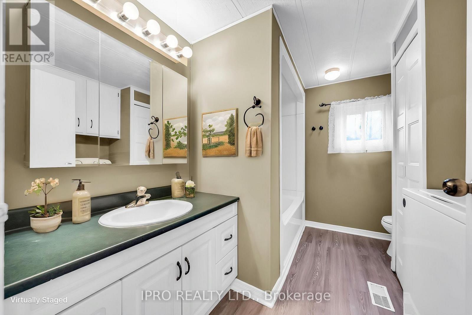 












137 MAPLE CRESCENT

,
Hamilton,




Ontario
N0B2J0

